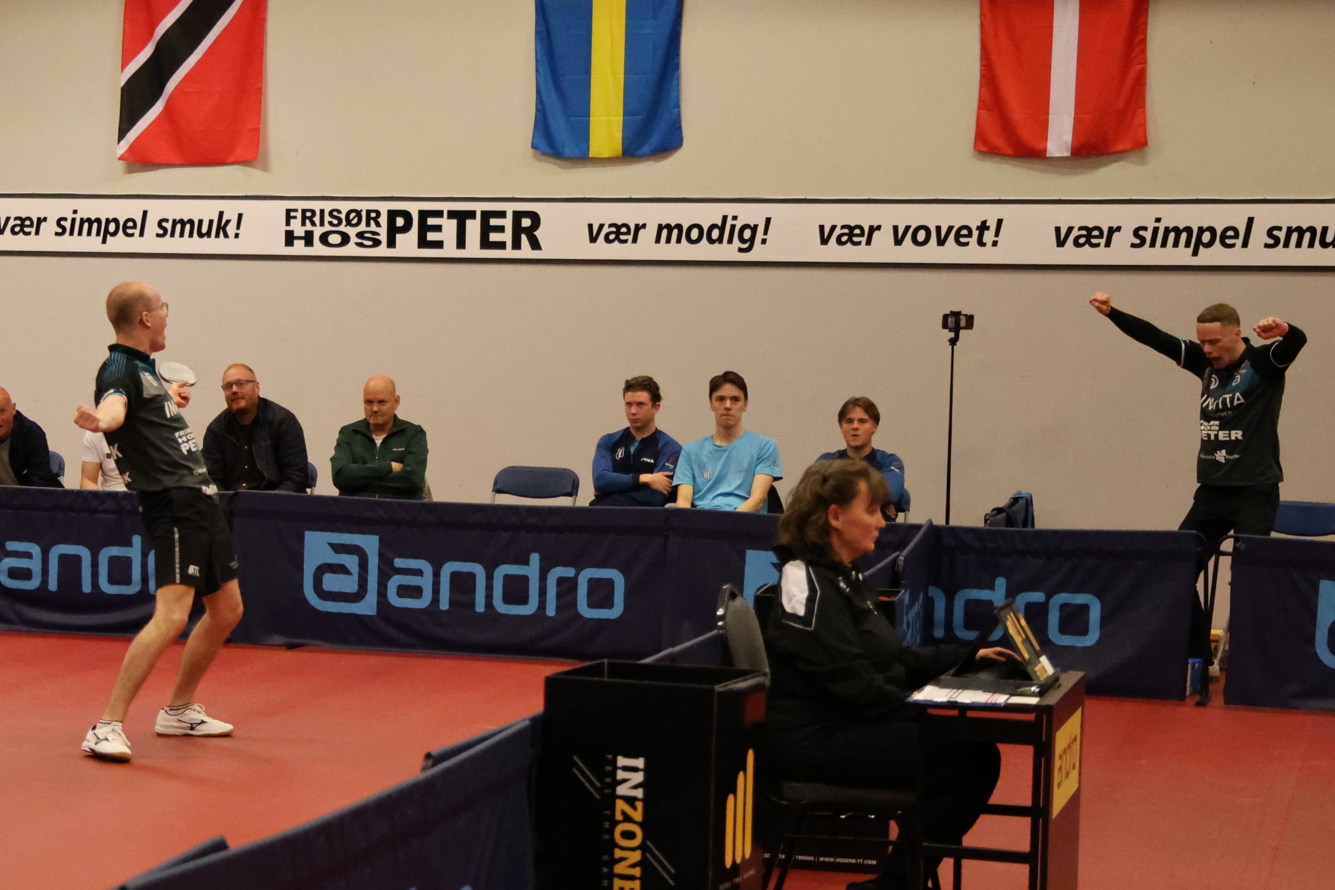 Charlie Carlsson (t.v.) har afgjort kampen og tiljubles af sportschef Jeppe Spottog (th). Foto: John Ringstrøm