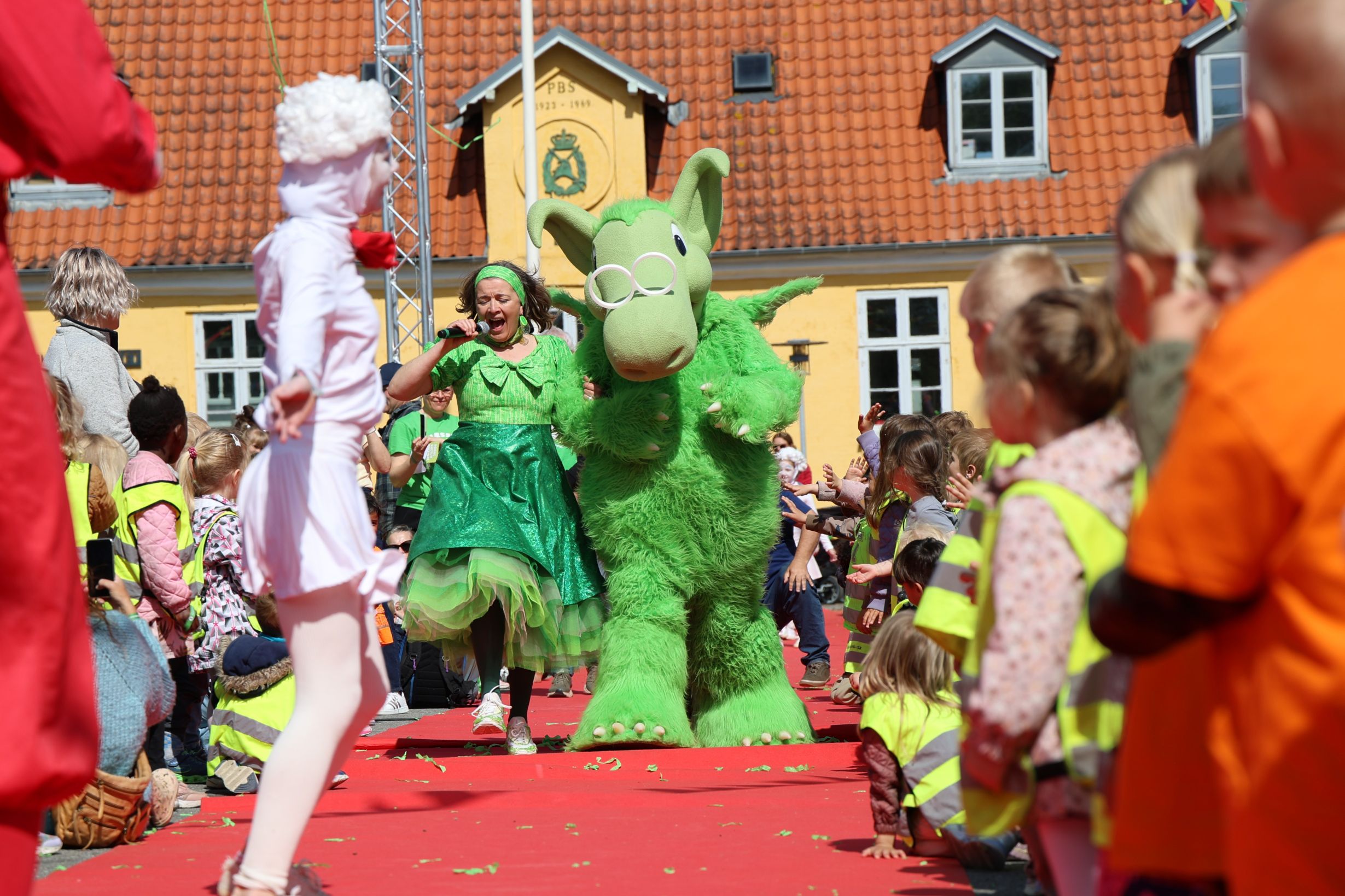 Ulla Abdulla og Næssi dansede på den røde løber mellem børnene. Foto: John Ringstrøm