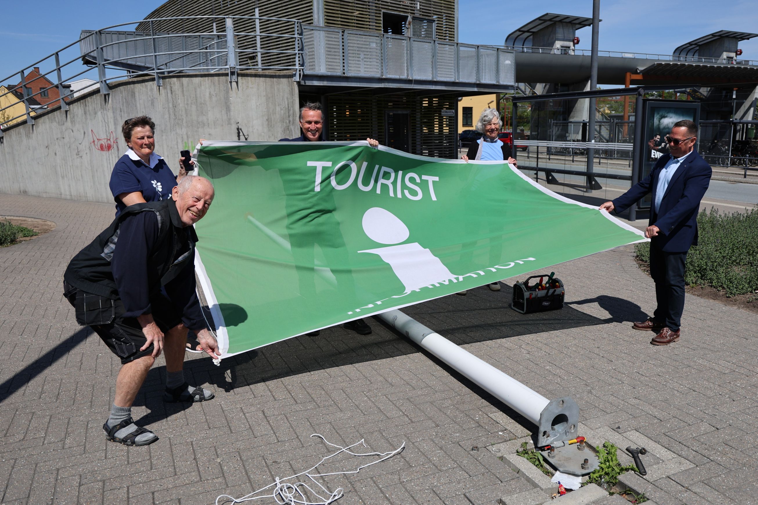Fra venstre er det Åge Petersen, Anne Kiertzner, Carsten Rasmussen, Birgit Nielsen og Benny Pedersen, der er klar med turistflaget. Foto: John Ringstrøm