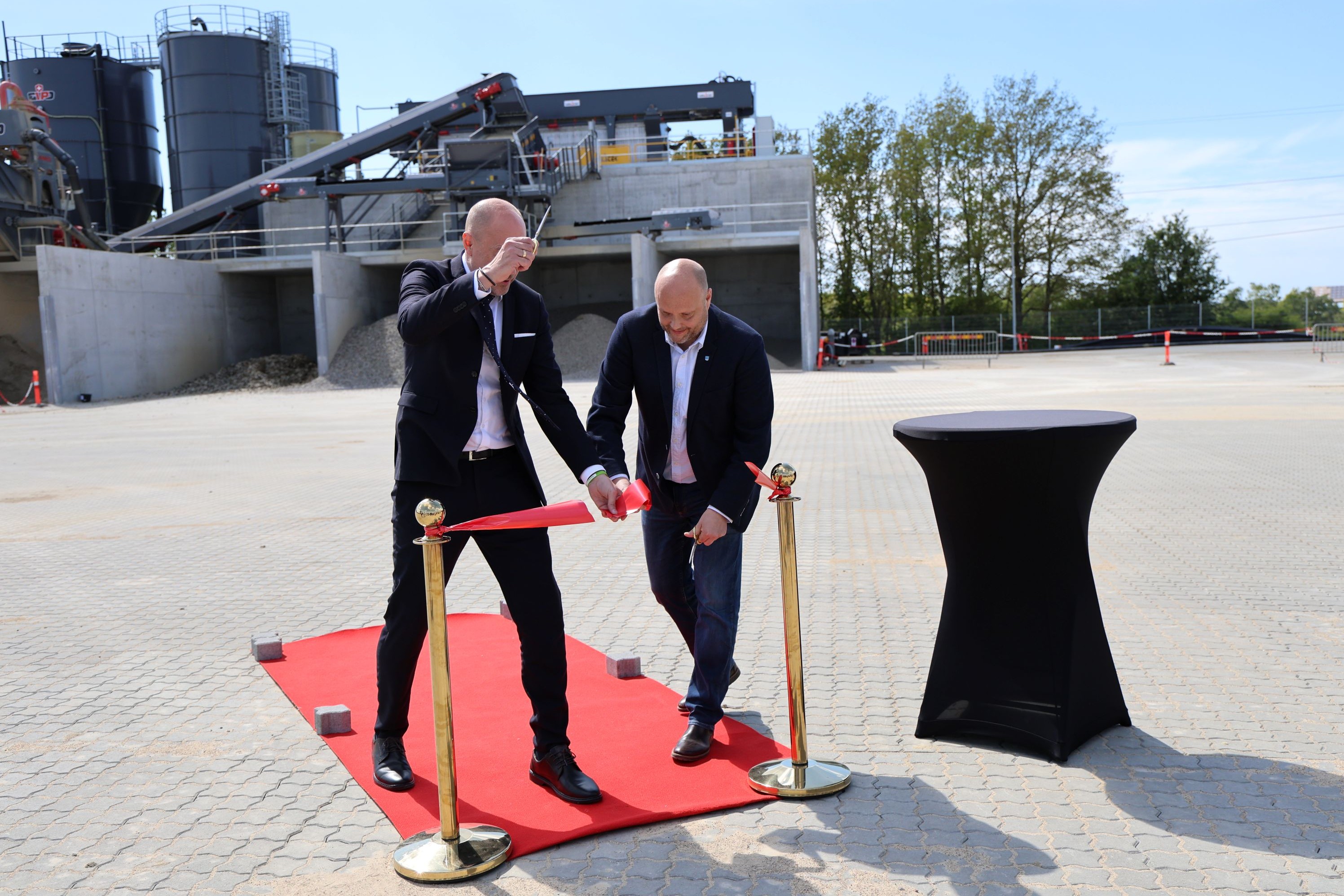 Magnus Heunicke og Kenneth Sørensen klippede den røde snor i fællesskab. Foto: John Ringstrøm