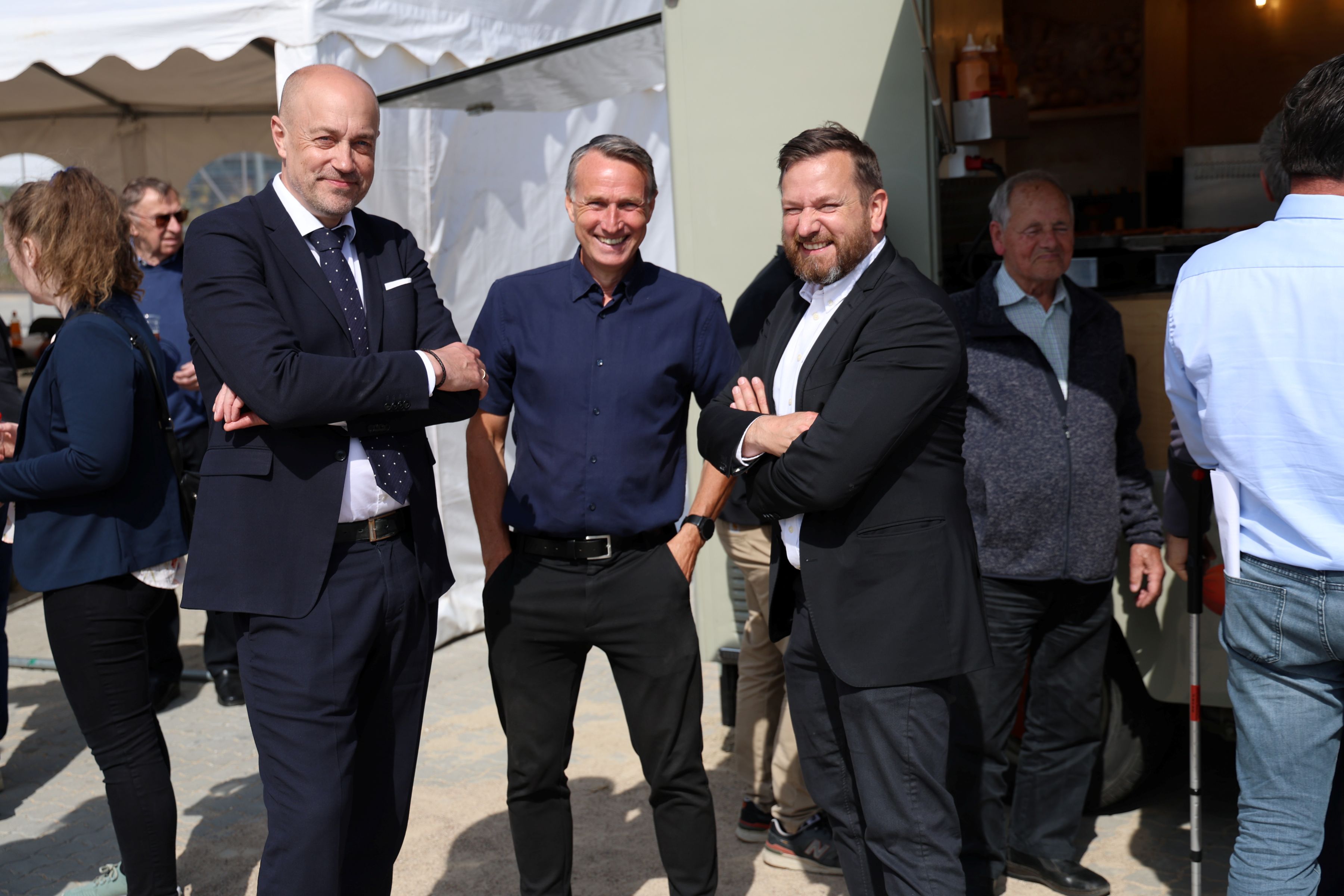Magnus Heunicke, Næstveds tidligere borgmester Carsten Rasmussen og direktør Peter Vilhelm Andersen i godt humør ved åbningen. Foto: John Ringstrøm