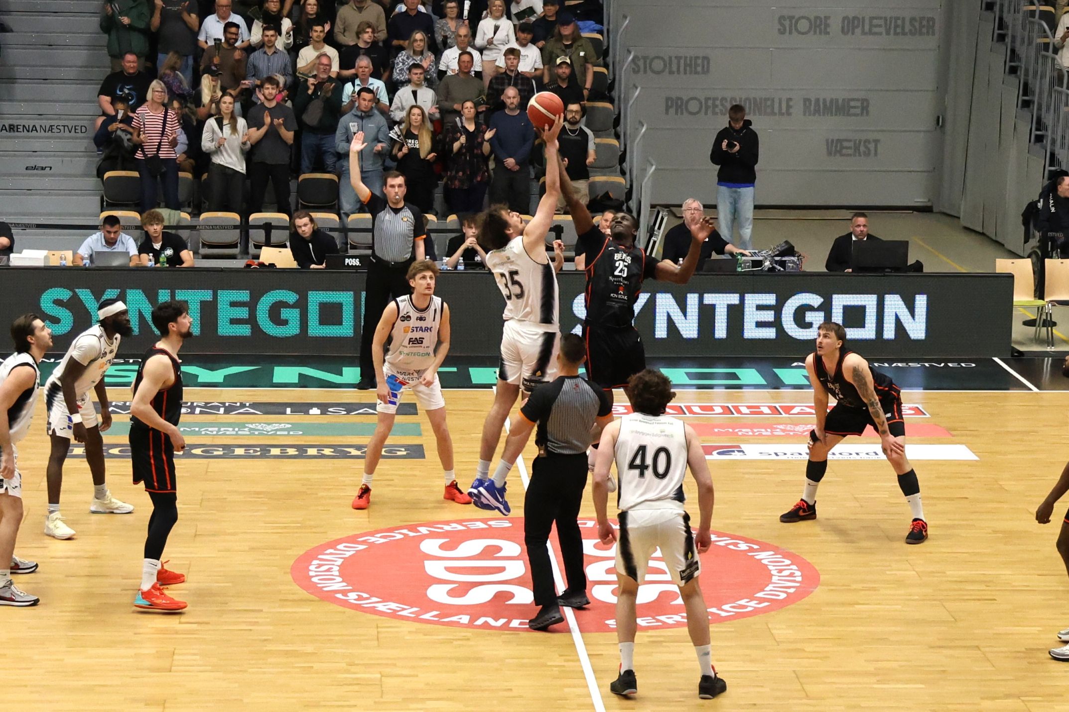 Det startede ellers fint, da Vic Searls (35) vandt tip-off og Team FOG Næstved vandt første periode. Foto: John Ringstrøm