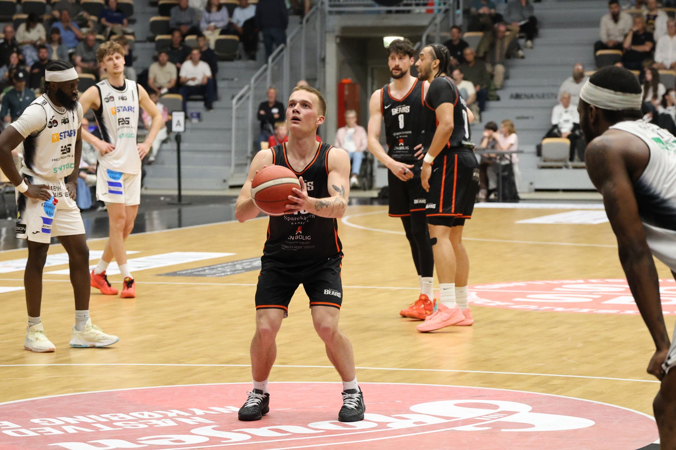 En uhyre skarpt spillede Oscar Jørgensen scorede på fem ud af seks trepointforsøg. Her forsøger han sig på straffe. Foto: John Ringstrøm