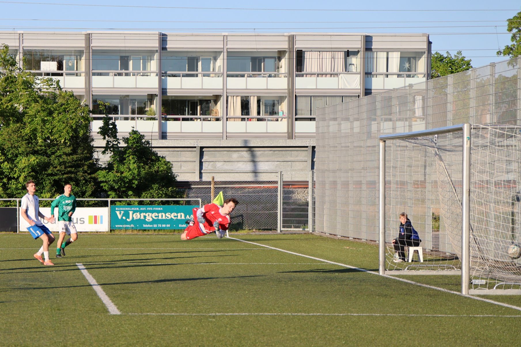 Johan Taulov Jørgensen strækker sig forgæves efter Avartas føringstræffer til 2-1. Foto: John Ringstrøm