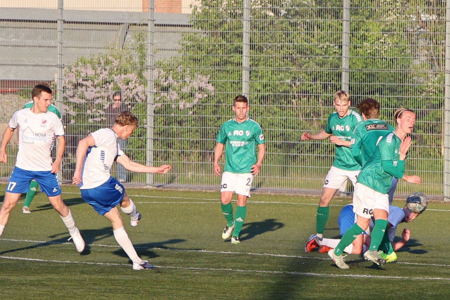 Jeppe Taulov Jørgensen har fyret kanonen af, men bolden stryger lige over mål. Foto: John Ringstrøm