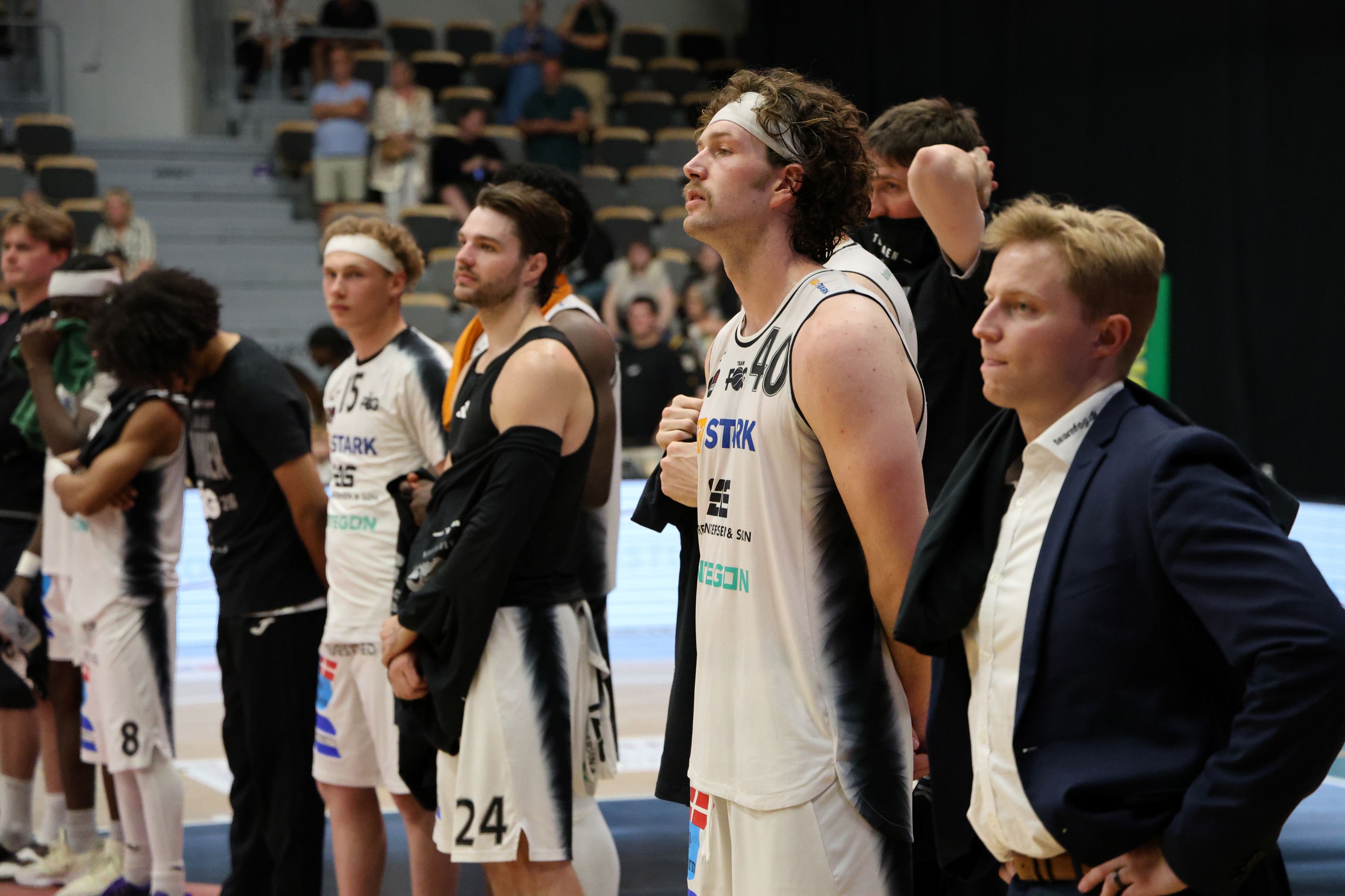 Slukørede Næstved-spillere med træner David Pavlakovich i forgrunden og Sean Trumper som den næste. Foto: John Ringstrøm