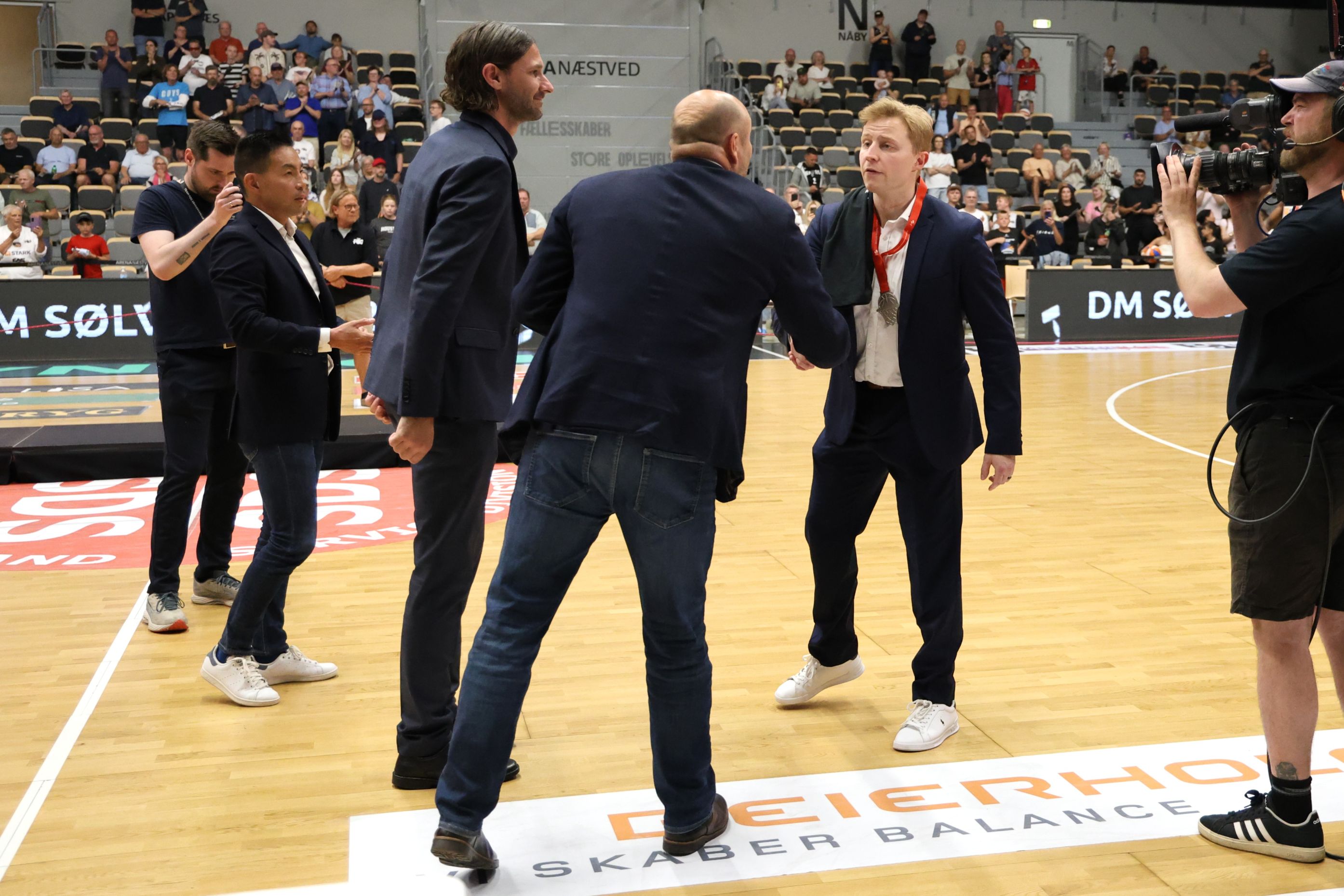 David Pavlakovich, der her hilser på Næstveds borgmester Kenneth Sørensen efter den sidste DM-finale, forlader Team FOG Næstved. Foto: John Ringstrøm