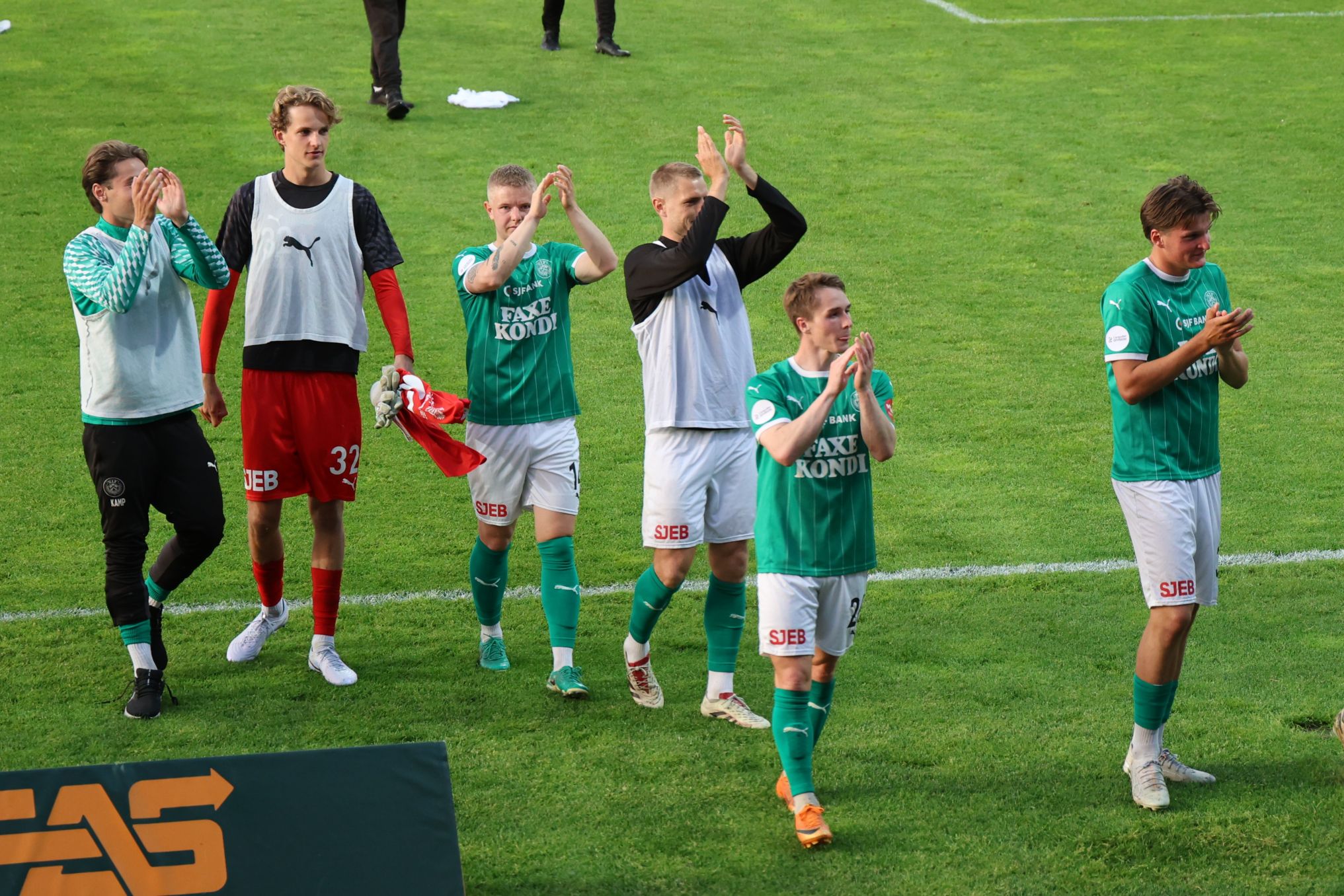 Marius Olofsen Christiansen fik for alvor sat sit aftryk på Næstved hold i sidste sæson. Her er han forrest i flokken, der lige har vundet en kamp. Foto: John Ringstrøm