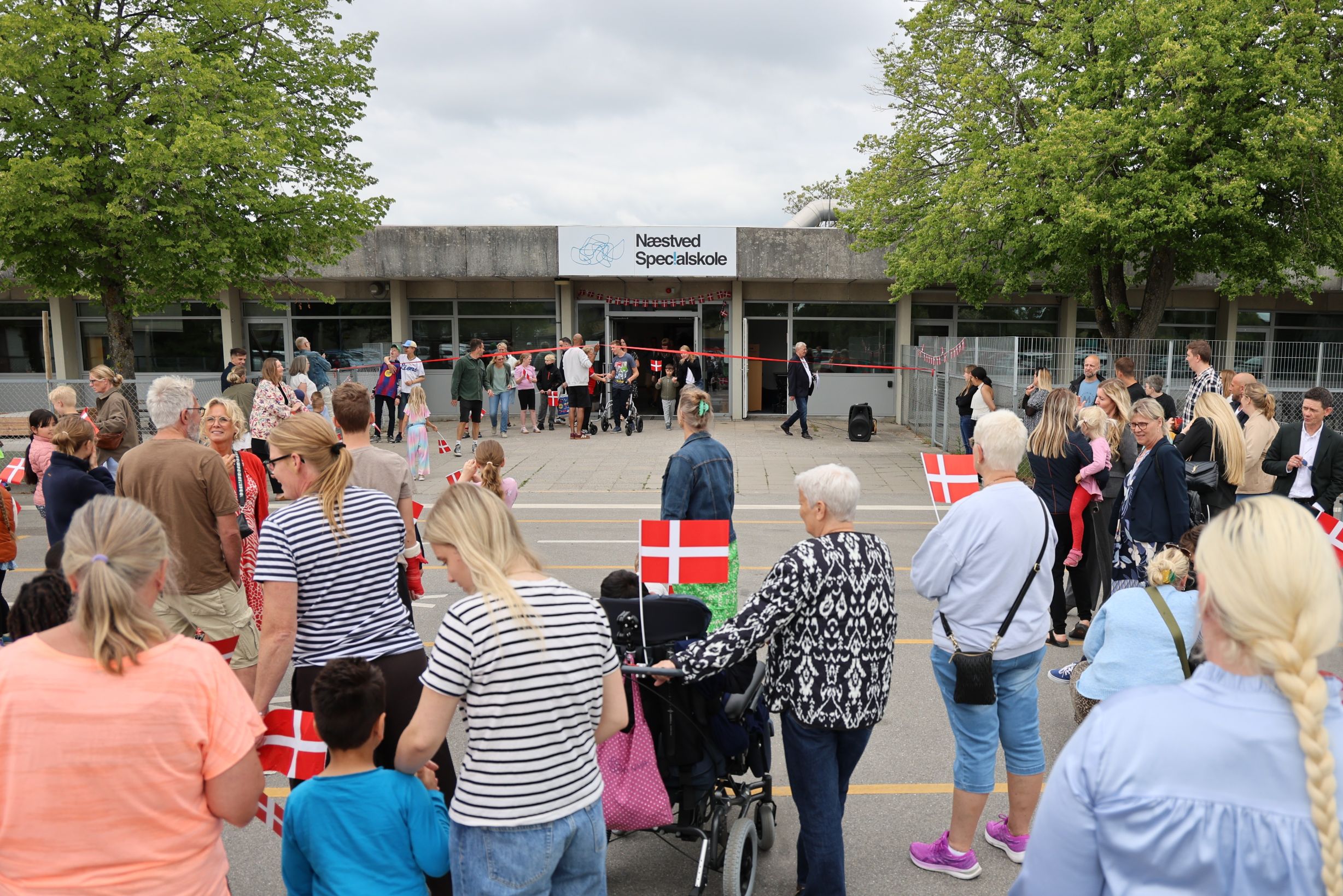 Det nye skilt knejser flot over hovedindgangen på en mandag, hvor mange var mødt frem for at fejre det. Foto: John Ringstrøm