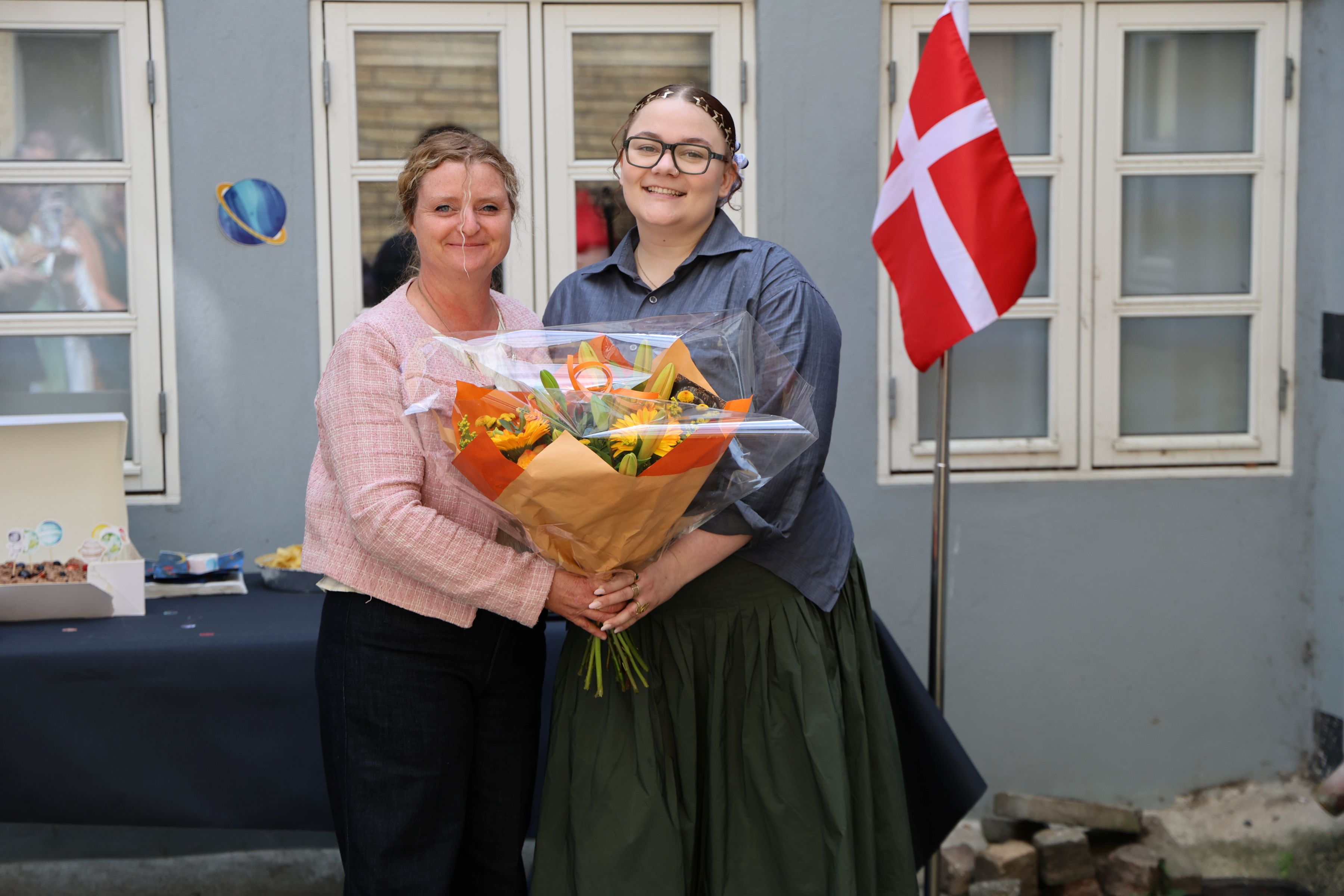 Forlægger Katja Lassen og Anna Anegaard på udgivelsesdagen i Heimdals baggård. Foto: John Ringstrøm