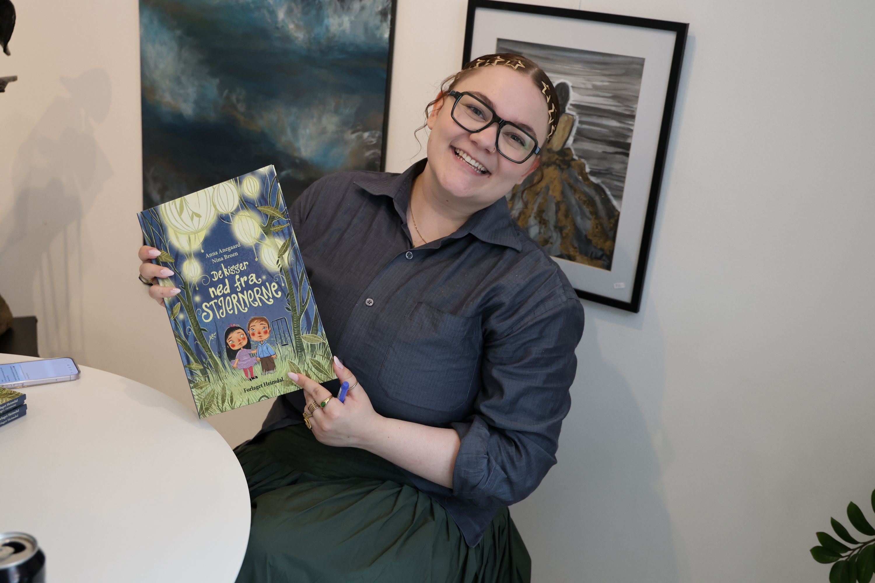 Anna Anegaards bog "De kigger ned fra stjernene" er fyldt med rim og illustrationer, som Nina Broen har tegnet. Foto: John Ringstrøm