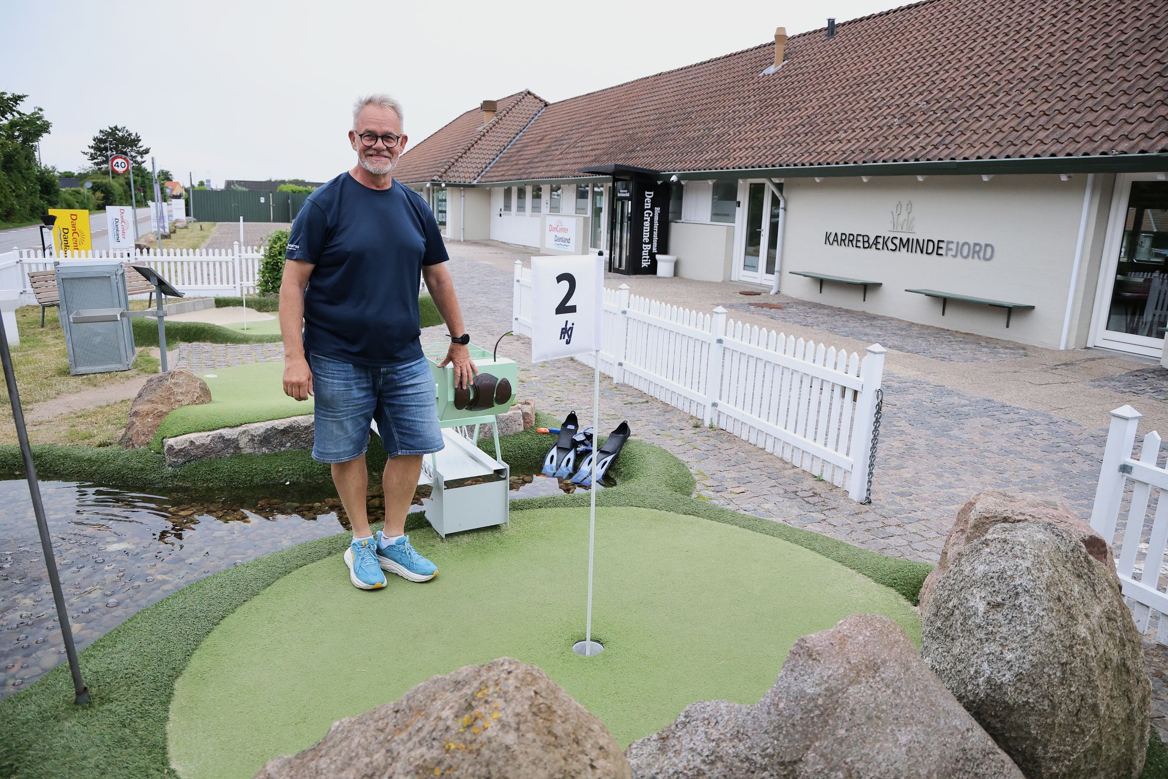 Robert Pokriva står klar til at tage mod minigolfhungrende gæster. Foto: John Ringstrøm