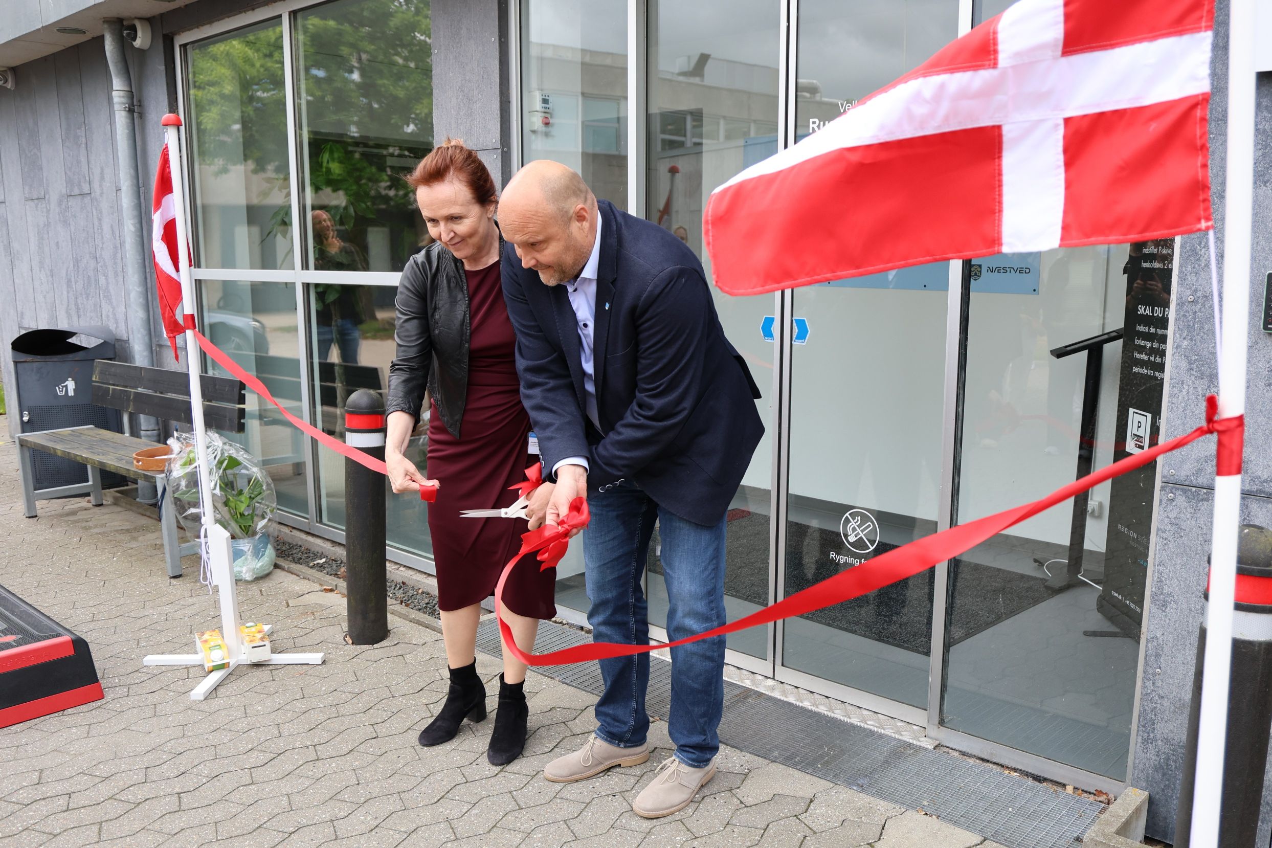 Annitta Nordkvist og Kenneth Sørensen klipper den røde snor til rusmiddelcentret. Foto: John Ringstrøm