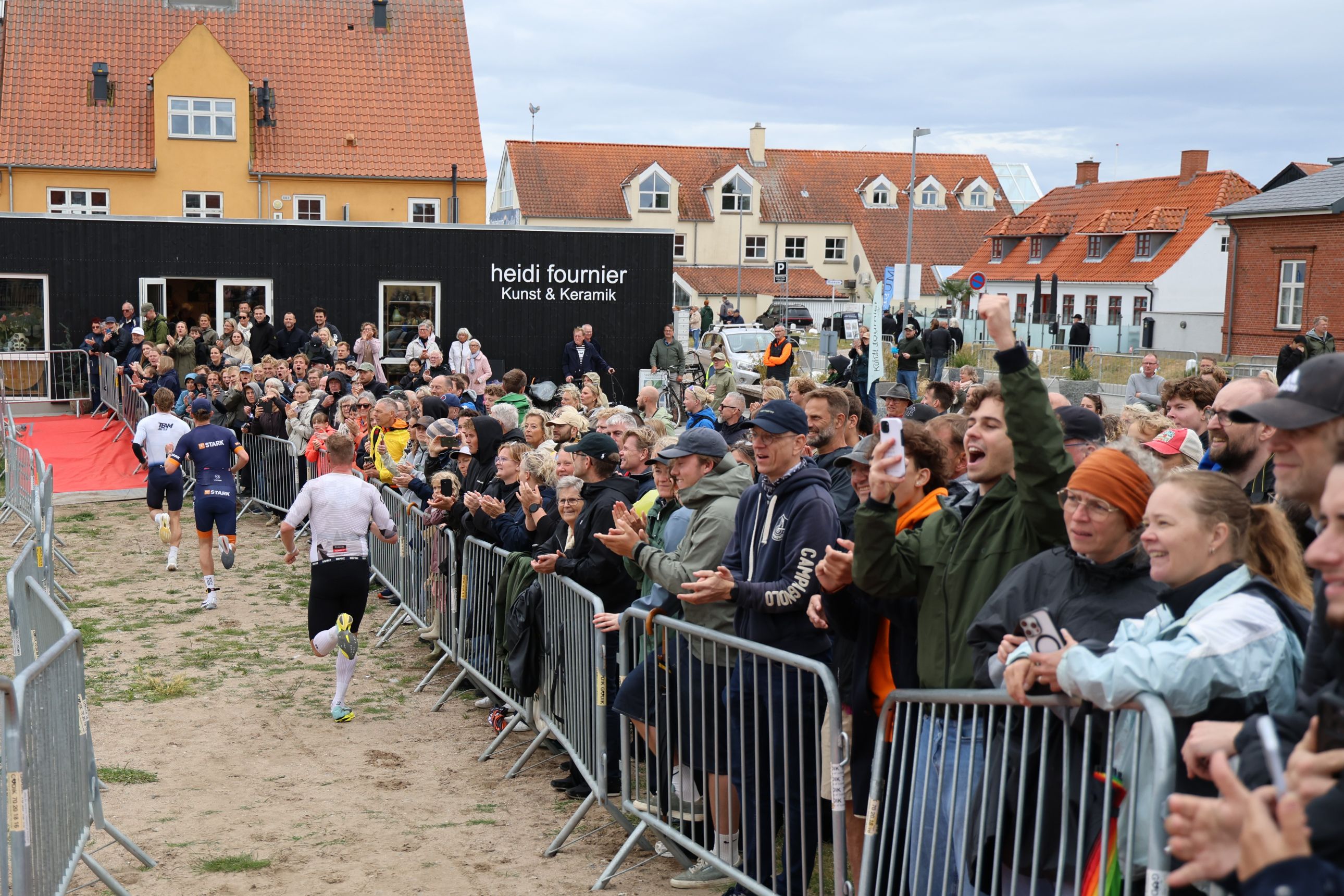 Masser af mennesker var samlet ved krydset før Græshoppebroen for at heppe på deltagerne. Foto: John Ringstrøm