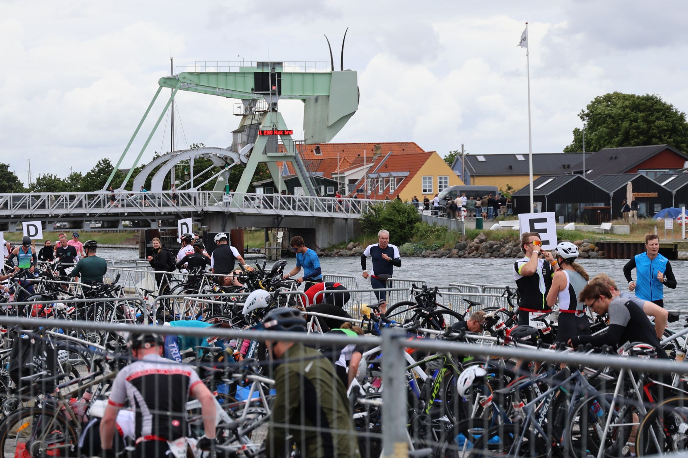 Skiftezonen på molen var et stort, systematiseret virvar af cykler. Foto: John Ringstrøm