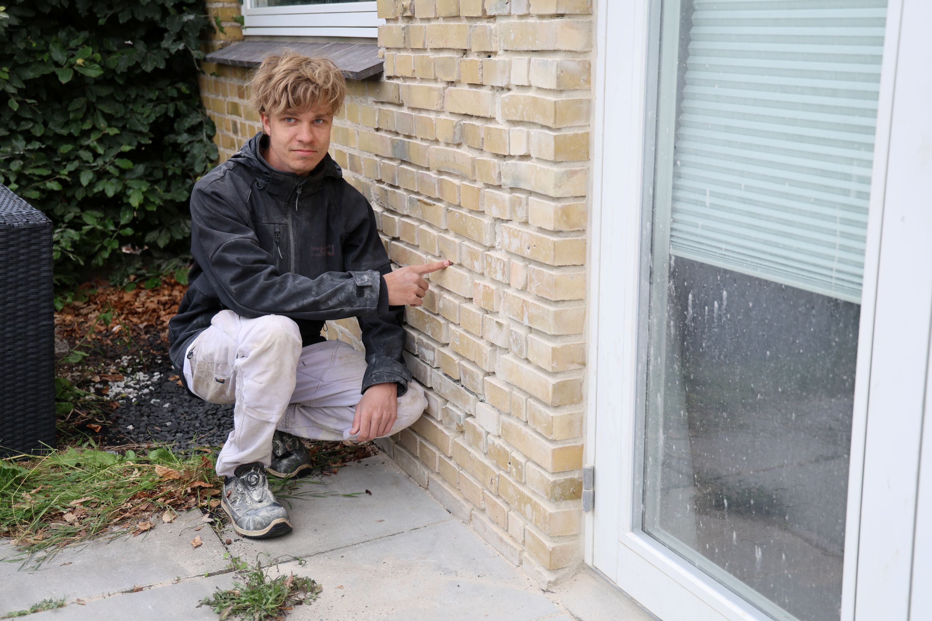 Zilas Meaning har lært at lave vandfaldsfuger, hvilket han er igang med her på Susågaarden. Foto: John Ringstrøm