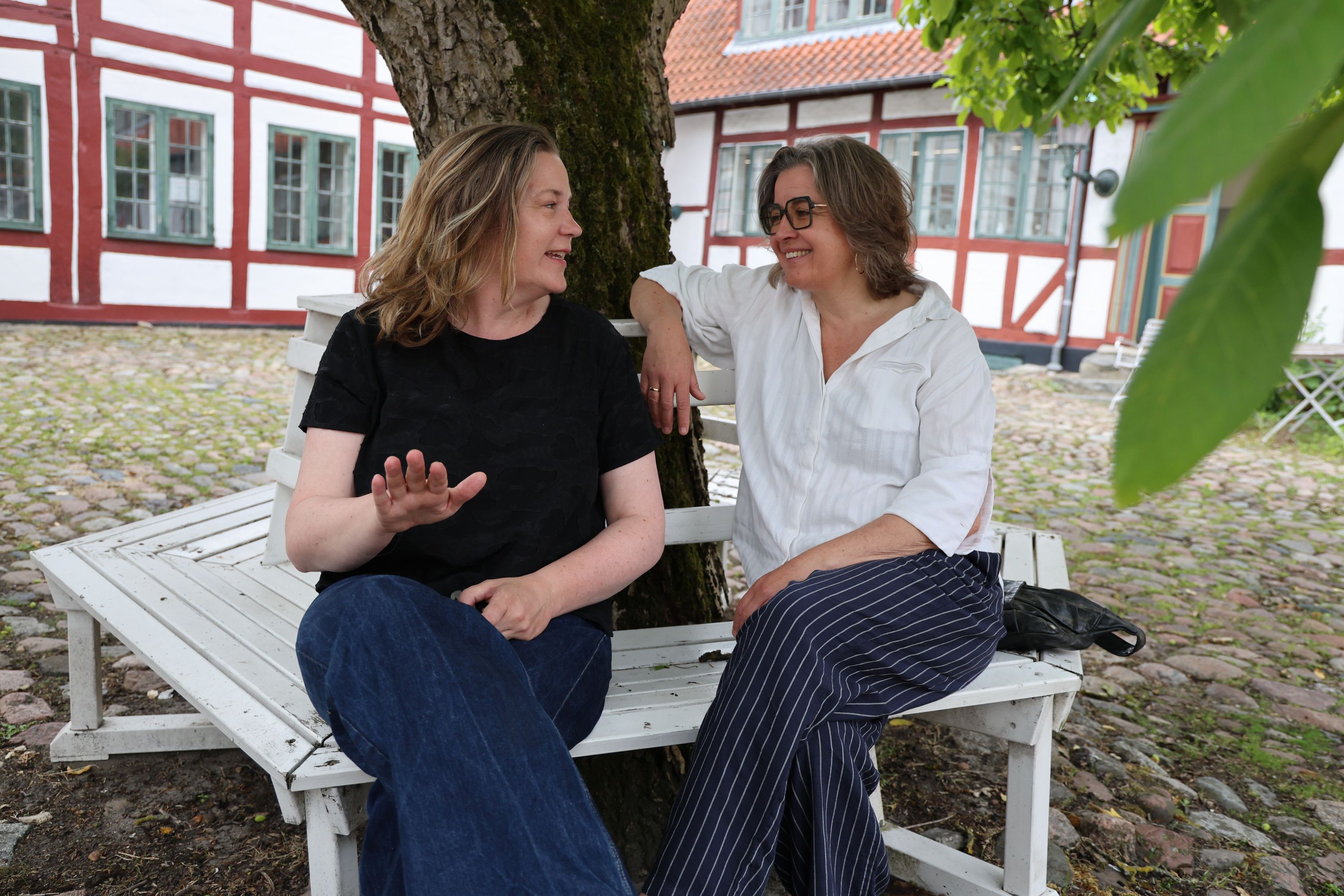 Stilhed før stormen under valnøddetræet i Apotekergården med Hanne Heunicke (t.v.) og Ulla Britt Simonsen. Foto: John Ringstrøm