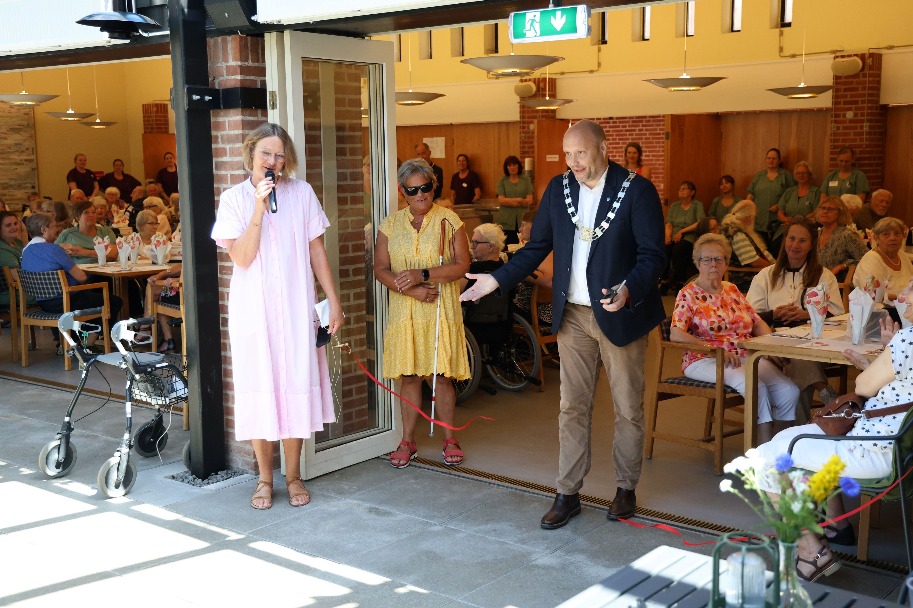 Kenneth Sørensen klipper den røde snor, mens forstander Gitte Olsen (t.v.) og formand Lone Gudmandsen bakker op. Foto: John Ringstrøm