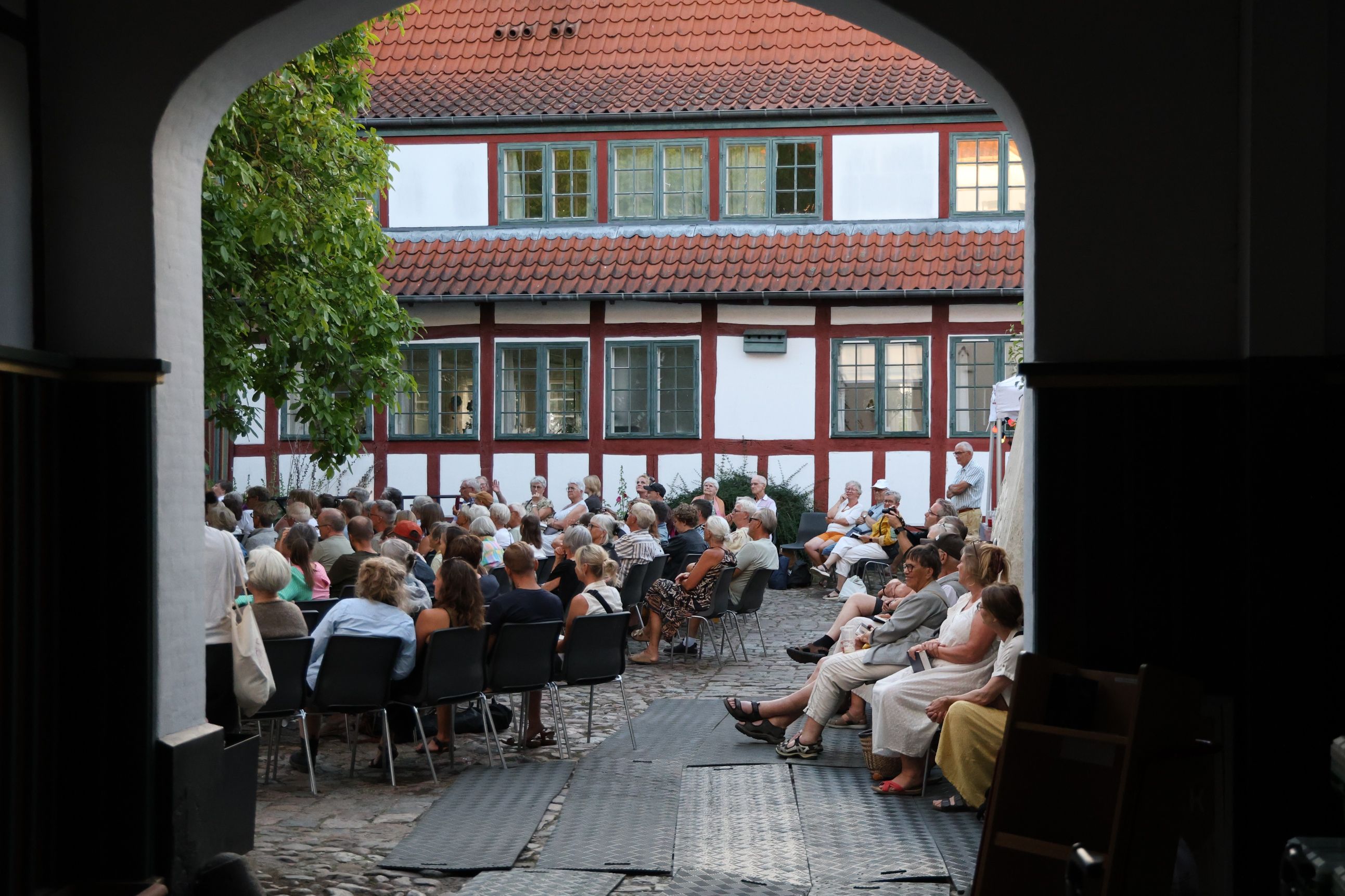 Der var fyldt i Apotekergården til torsdagens sidste sange. Foto: John Ringstrøm