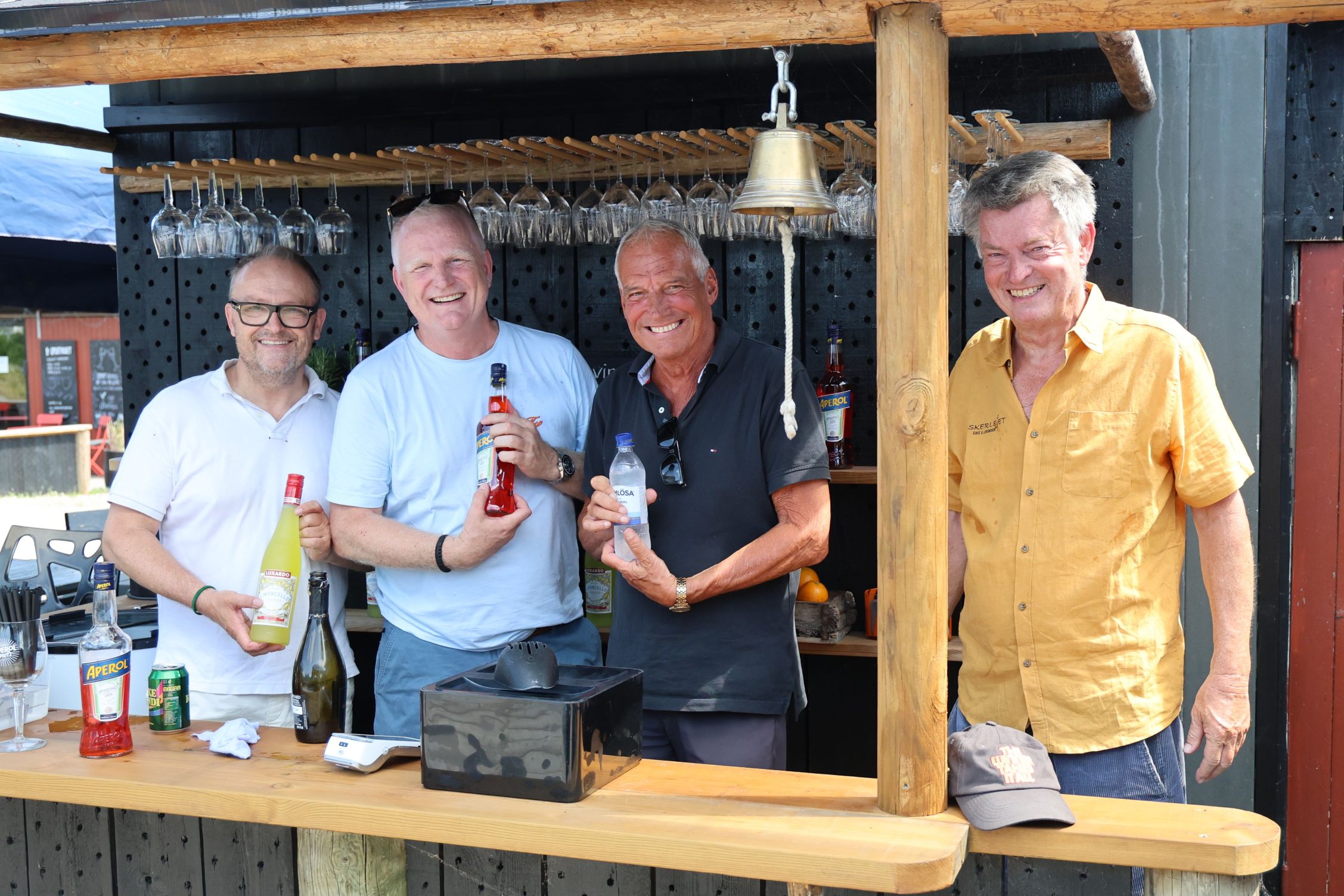 Søren Jakobsen (th) havde fået hjælp bag baren på Fiskerlejet af vennerne Hans Snestrup (t.v.), Jakob Nørr og Per Knudsen. Foto: John Ringstrøm