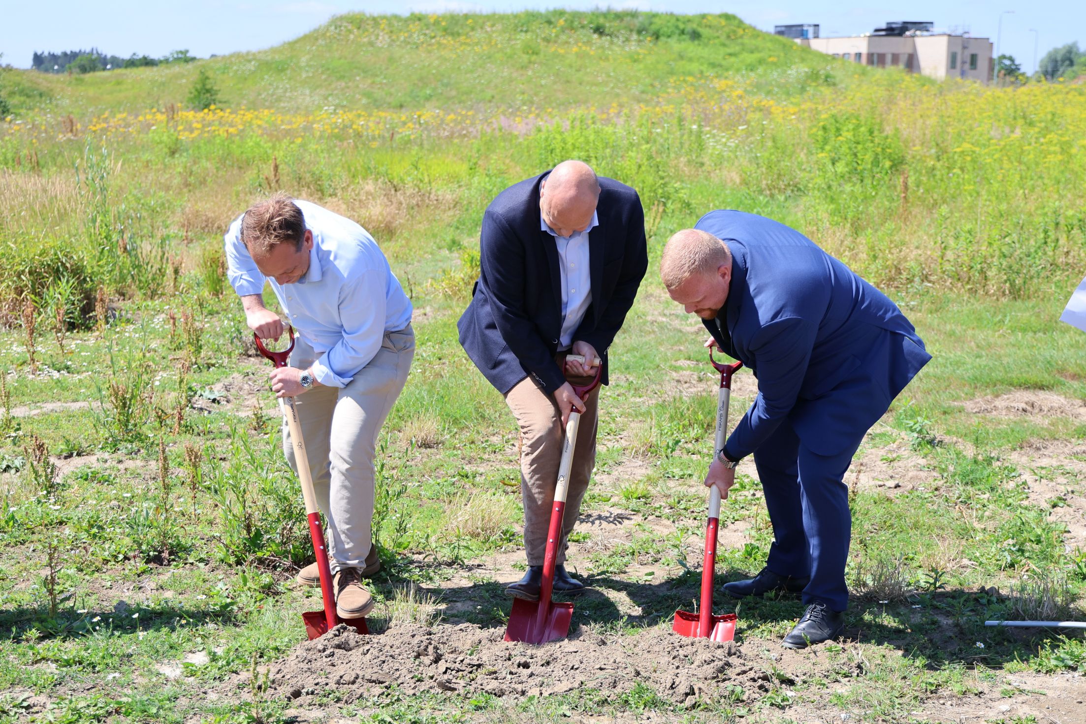 Anders Mayland, Kenneth Sørensen og Bo Mejdahl tager de første spadestik. Foto: John Ringstrøm