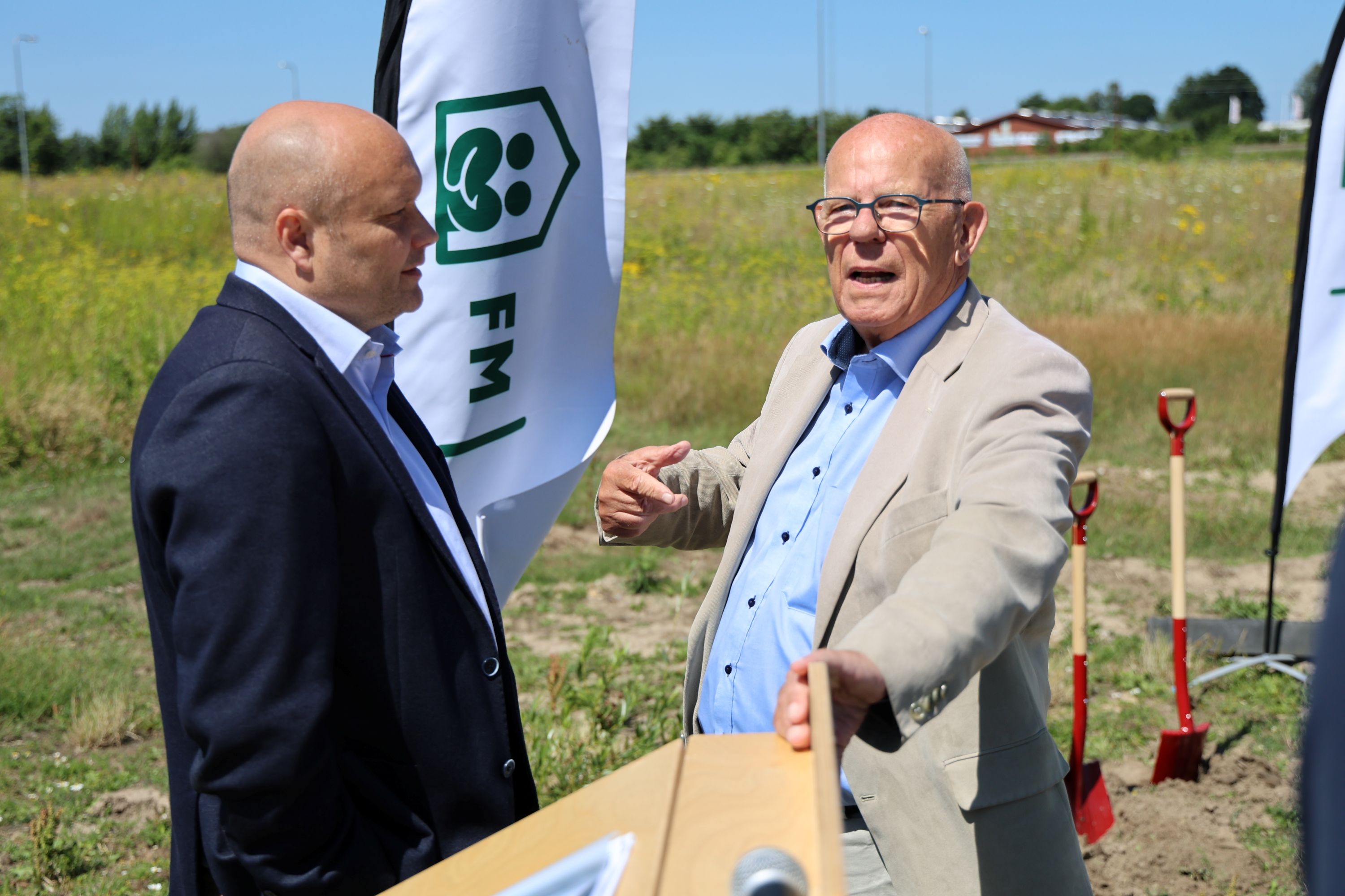 Kenneth Sørensen og Bjarne Mayland udveklser erfaringer om byggegrunde. Foto: John Ringstrøm