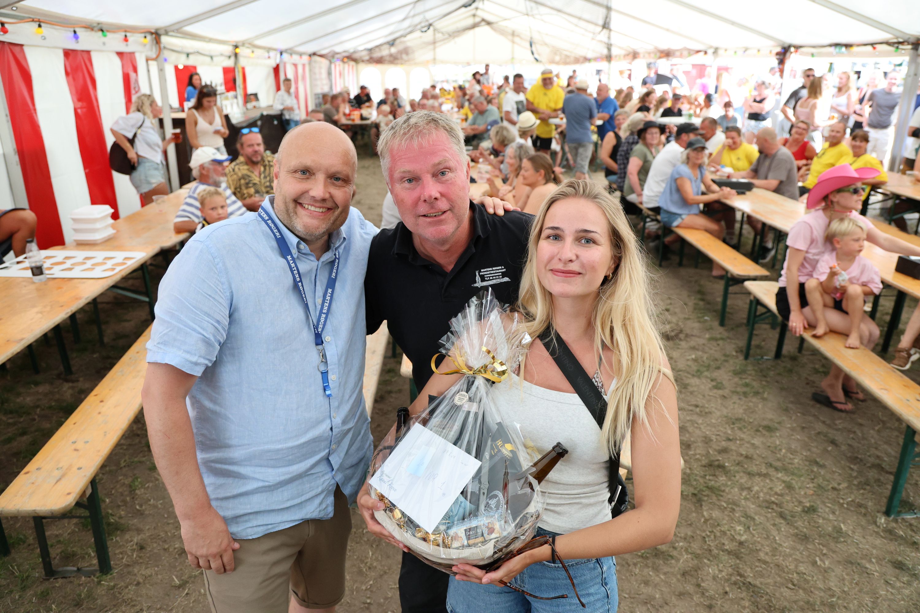 Vinderen hos de små både blev Carl Johan Martens, der her er omgivet af Kenneth Sørensen og sin datter Anna. Foto: John Ringstrøm