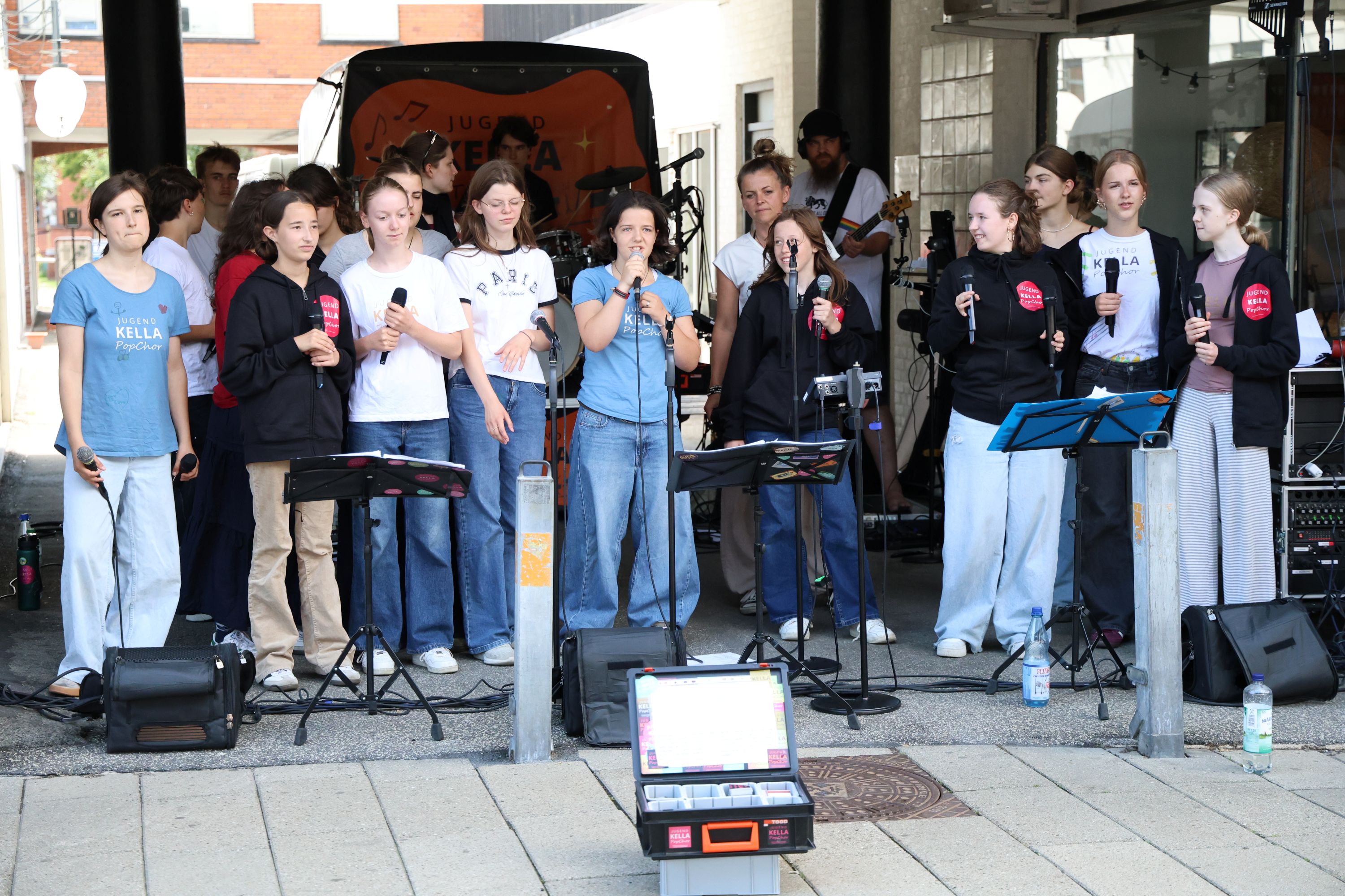Jugend Kella PopChor gav næstved'erne en omgang pop- og rocksang midt på mandagen. Foto: John Ringstrøm