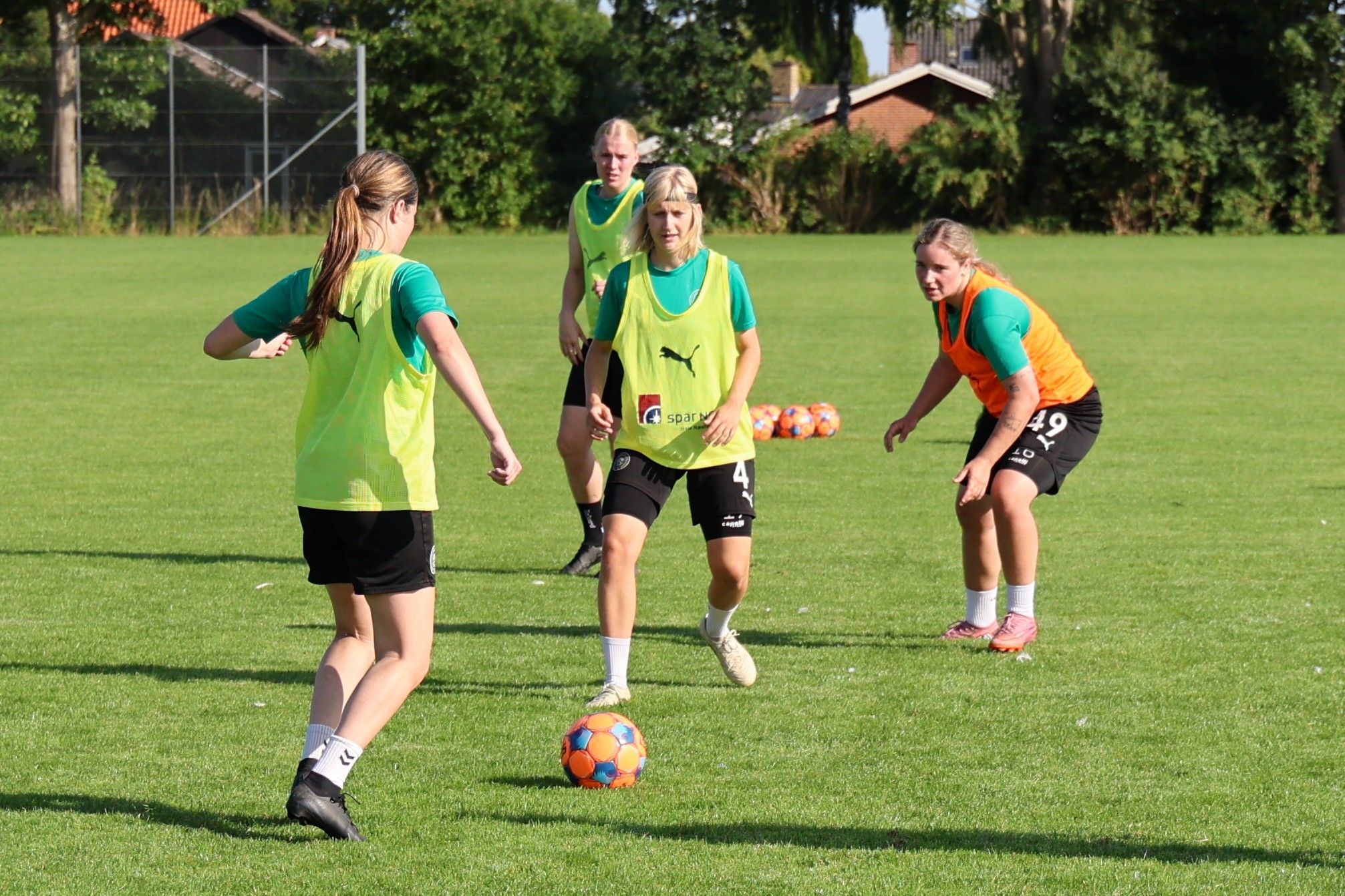 Martha Langskov (i midten) udlignede for Næstved HG i tillægstiden. Foto: John Ringstrøm
