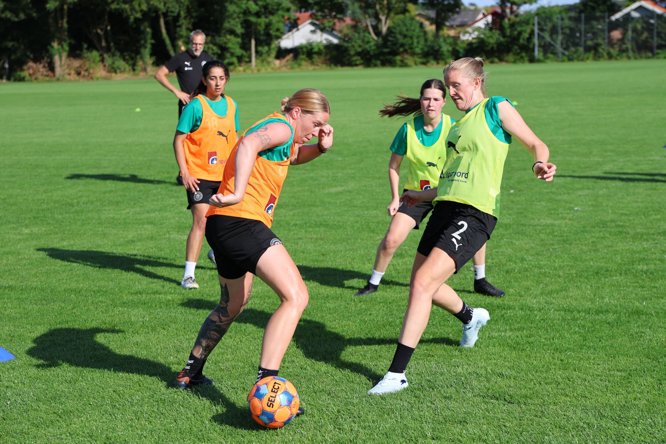 Karoline Ellegaard var efter nogle sæsoners pause tilbage på træningsbanen. Her med bolden i duel med Katrine Krag-Andersen (th). Foto: John Ringstrøm