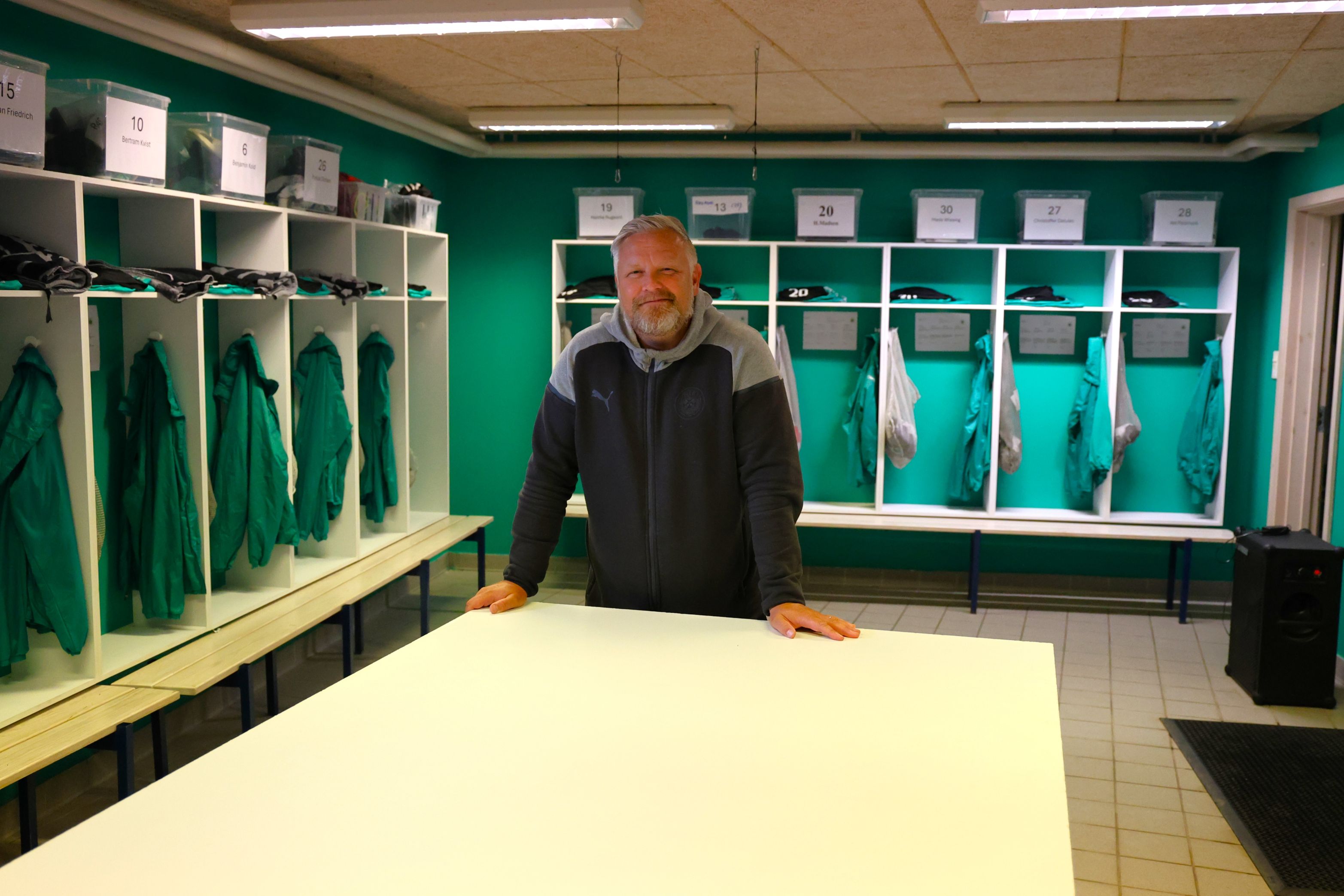 Kenneth Gangsted viser rundt i spillernes "kælder", hvor nye skabe og farver gør det rigtig "næstvedsk". Foto: John Ringstrøm