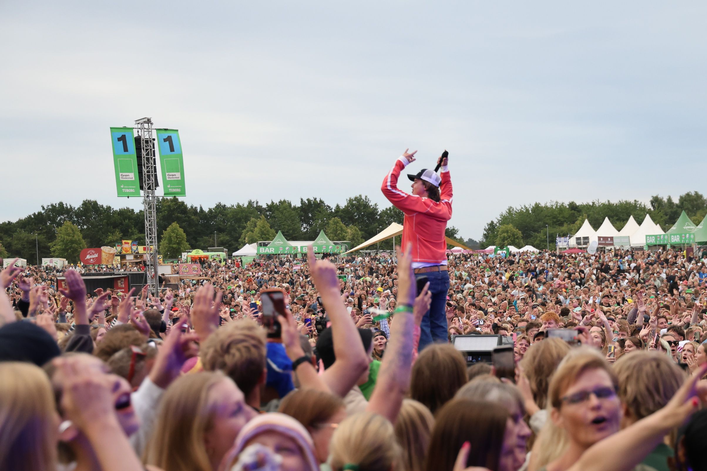 Enkelte var gået hjem, men Lukas Graham fik alligevel hele pladsen til at synge med til sidst. Foto: John Ringstrøm