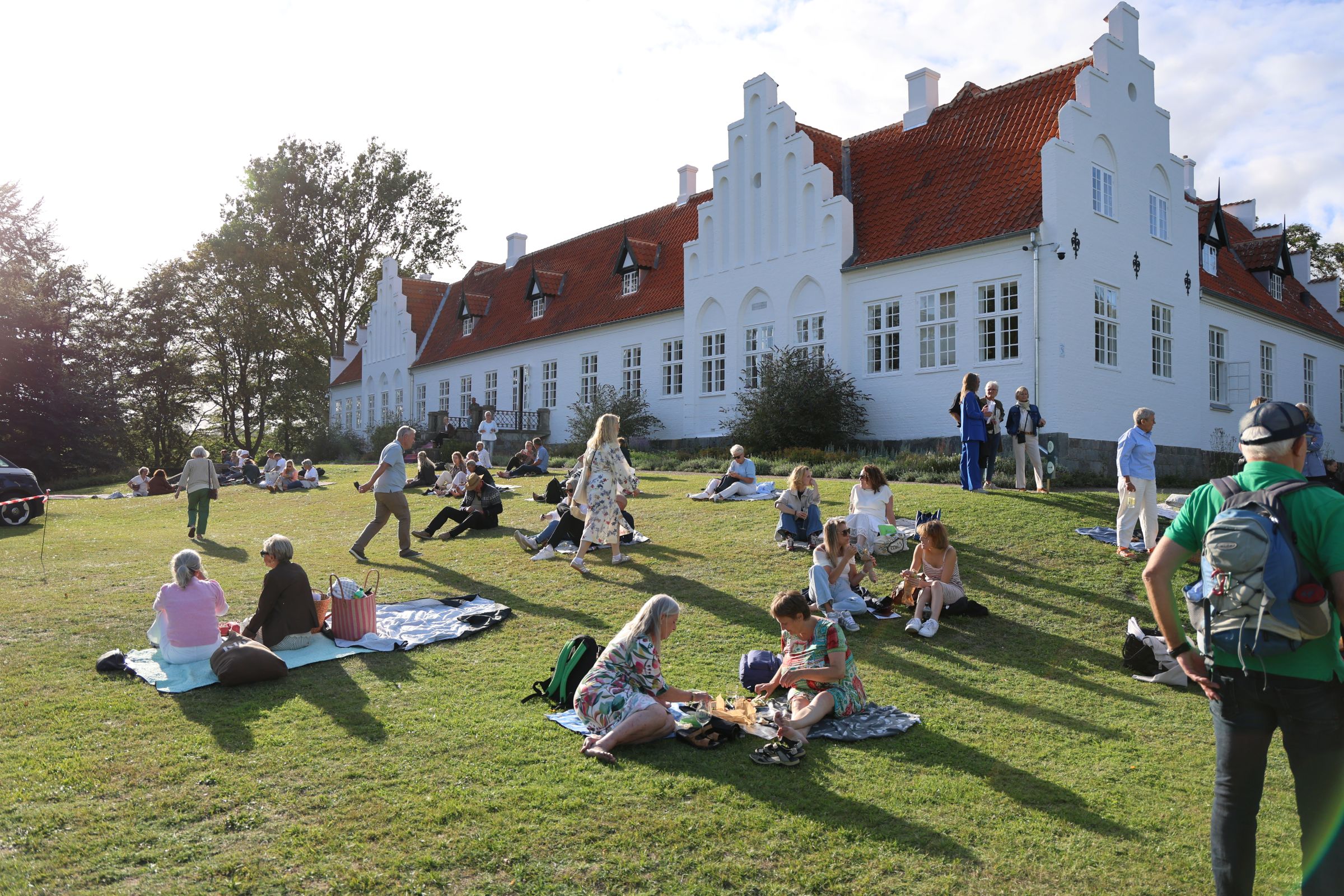 Den smukke park i Rønnebæksholm indbød til hygge og picnic. Foto: John Ringstrøm