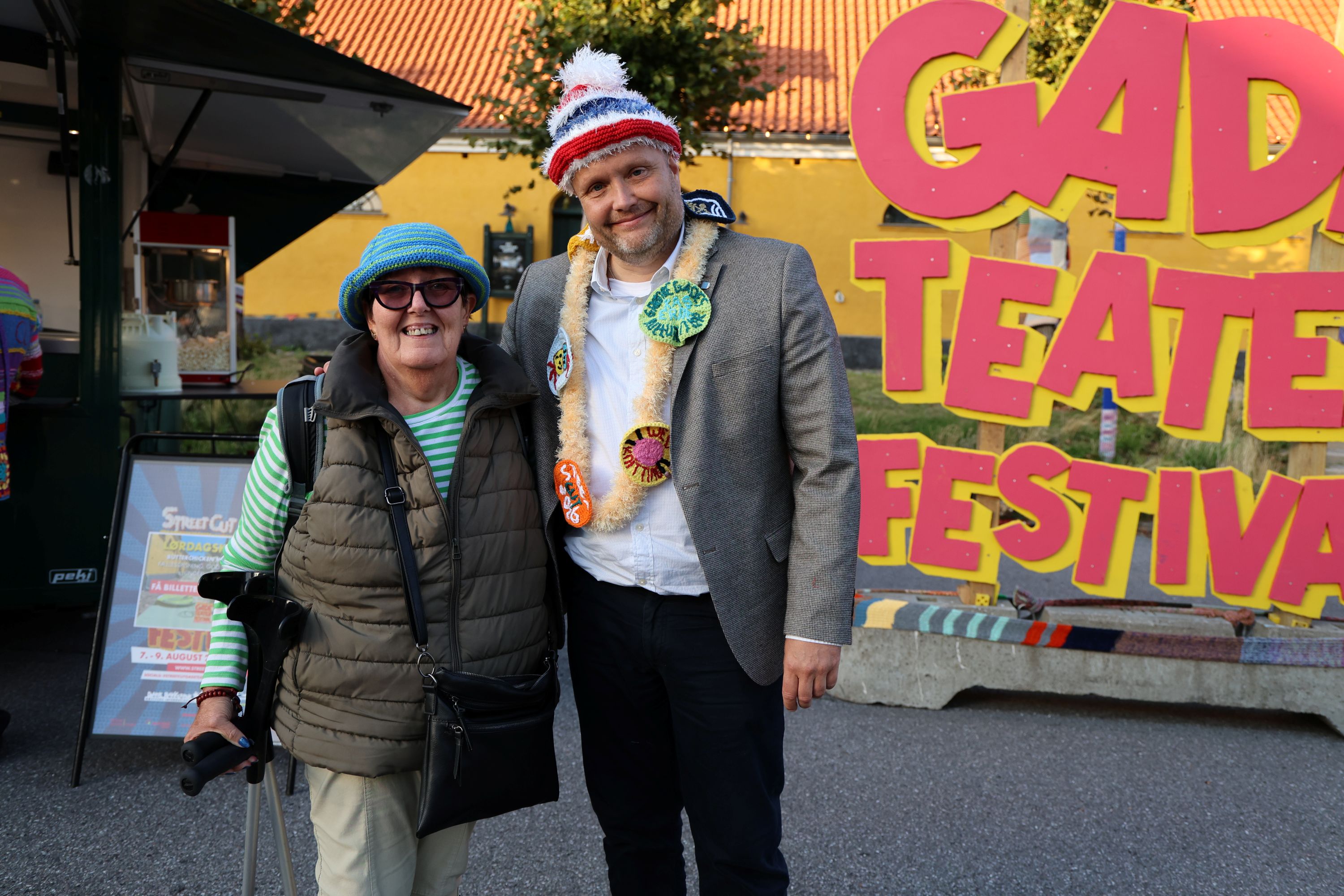 Sanne Munk Hansen har været med til at strikke Kenneth Sørensens hue og borgmesterkæde. Foto: John Ringstrøm