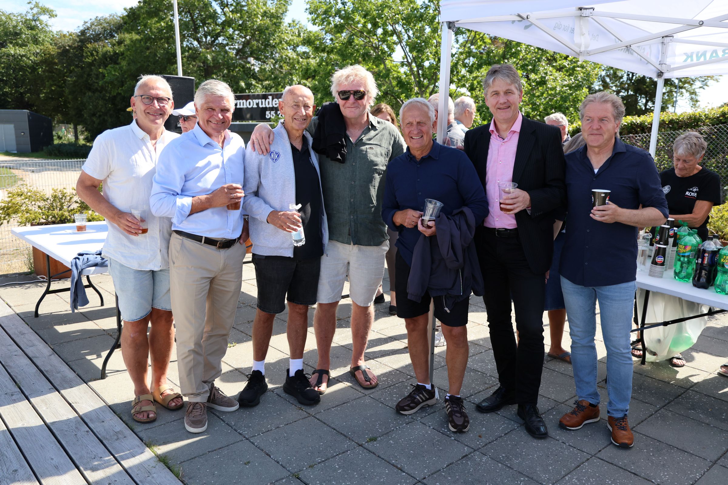 Inden Peter Bonde blev hyldet i pausen foran sponsorerne, fik han lige besøg af sin gamle træner fra 1980, Torben Storm (nr. tre fra venstre). De øvrige er fra venstre Klaus Juliussen, Allan Nedergaard, Peter Bonde selv, Palle Pedersen, Søren Juel og Frank Hougaard. Foto: John Ringstrøm
