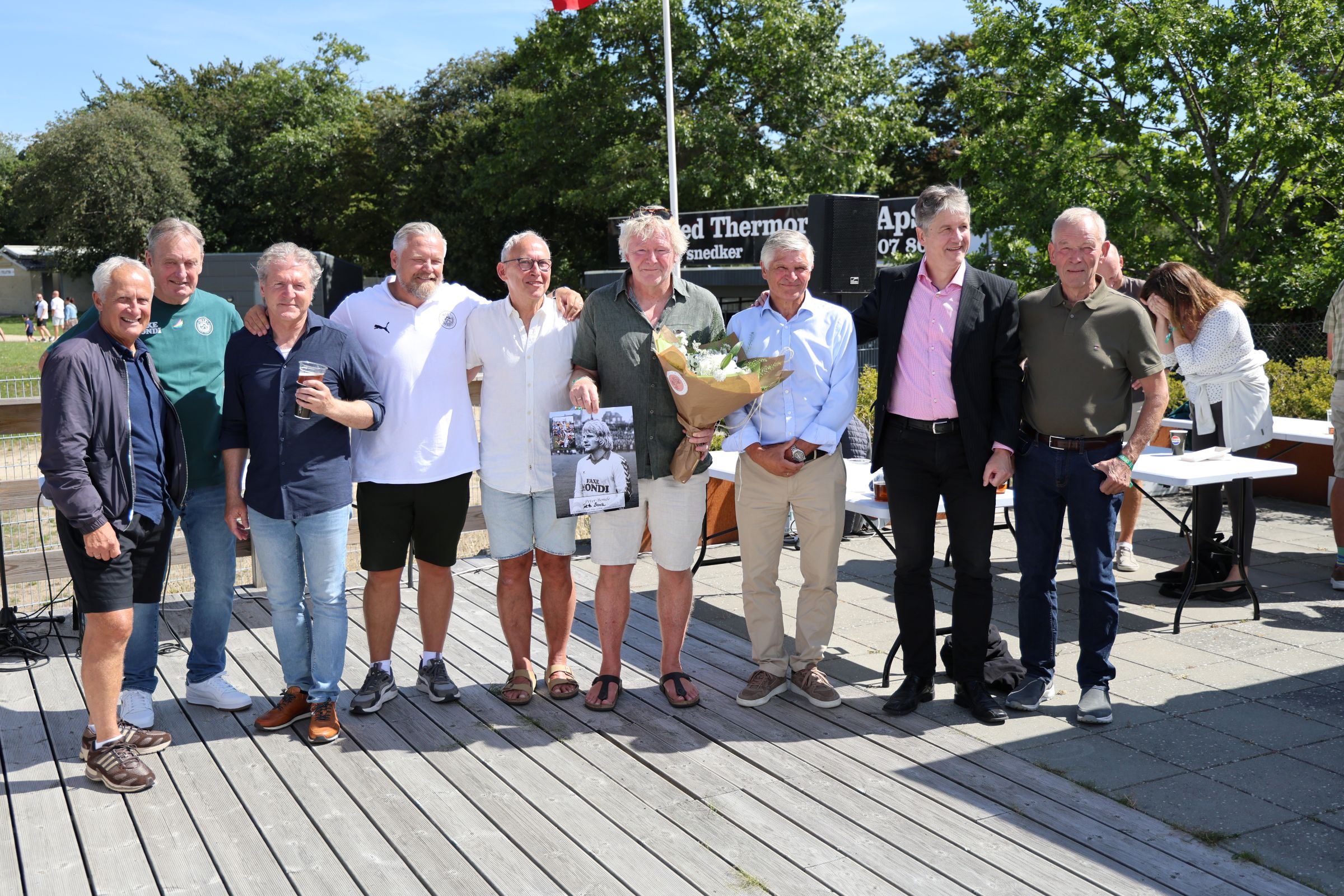 Peter Bonde (med blomster) omgivet af gamle holdkammerater og spillere. Fra venstre Palle Pedersen, Mogens Hansen, Frank Hougaard, sportschef Kenneth Gangsted, Klaus Juliussen, Allan Nedergaard, Søren Juel og Ole Rasmussen. Foto: John Ringstrøm