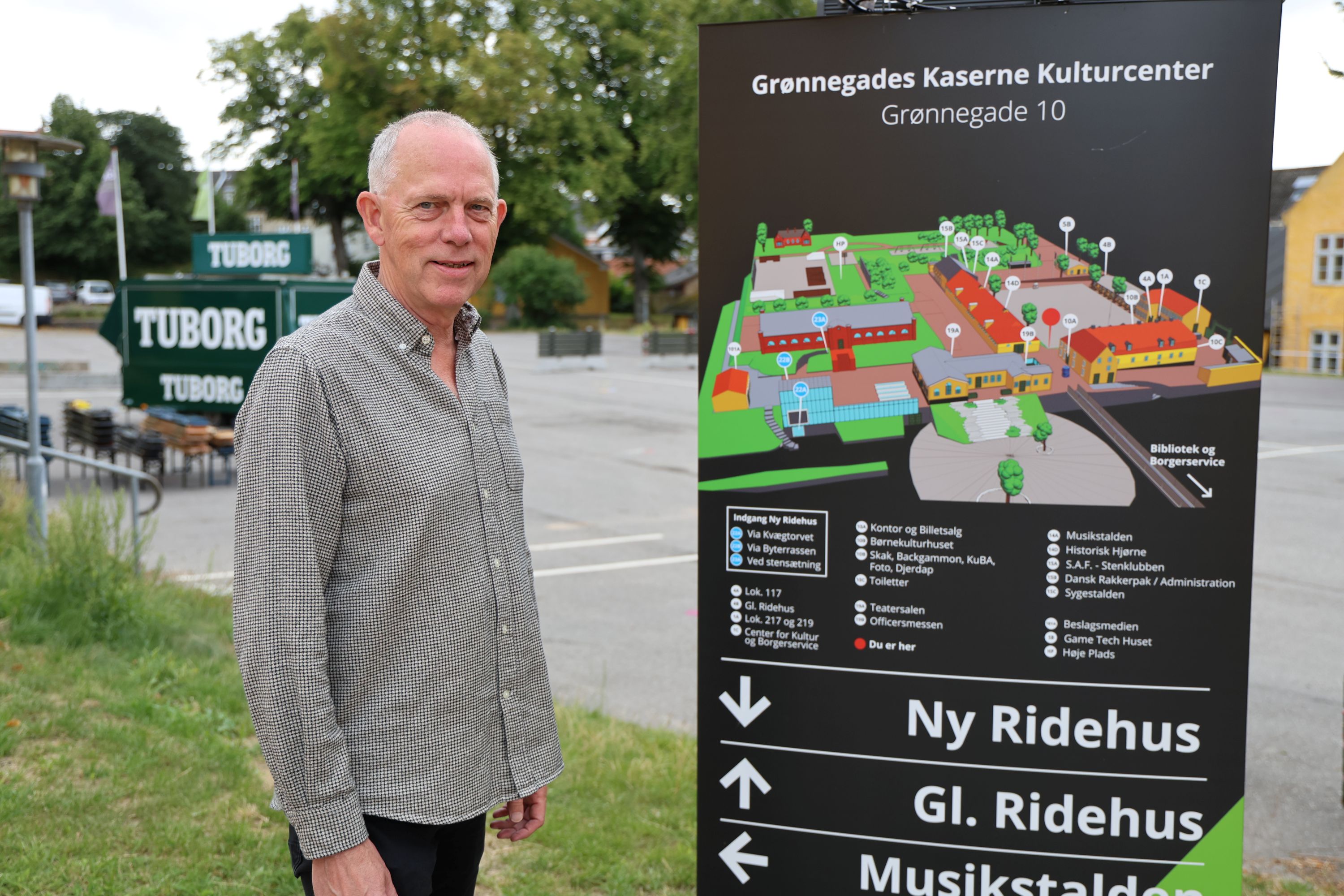 John Nørbjerg er glad for oversigten over det gamle kaserneområde i Grønnegade 10, som det ser ud på den nye plakat. Foto: John Ringstrøm