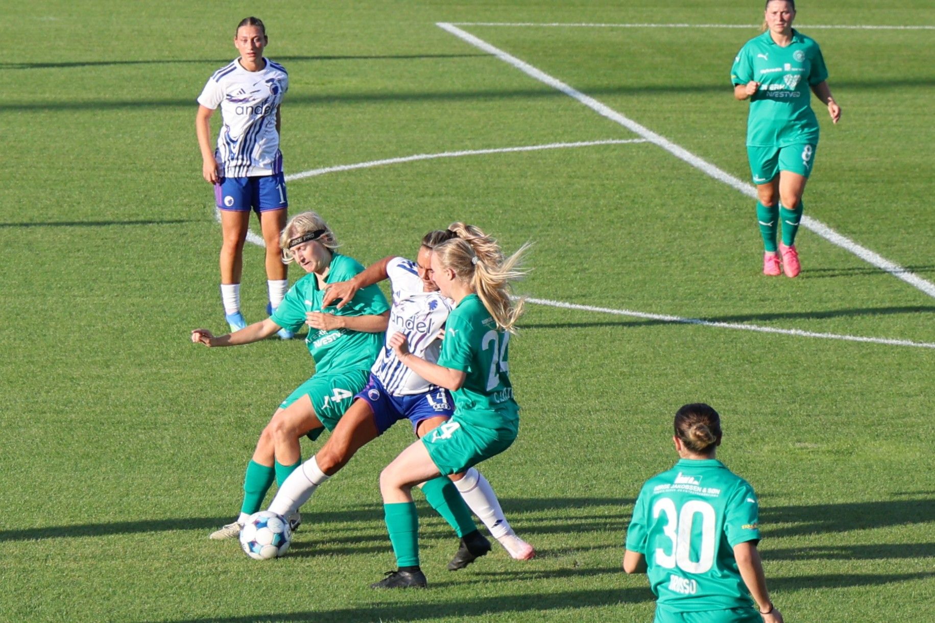 Martha Langskov og Cecilie Lytting Petersen har problemer med at få bolden fra FC Københavns Rebeka Winther. I baggrunden i hvid trøje er det FCKs tredobbelte målscorer, Anisa Saini. Foto: John Ringstrøm