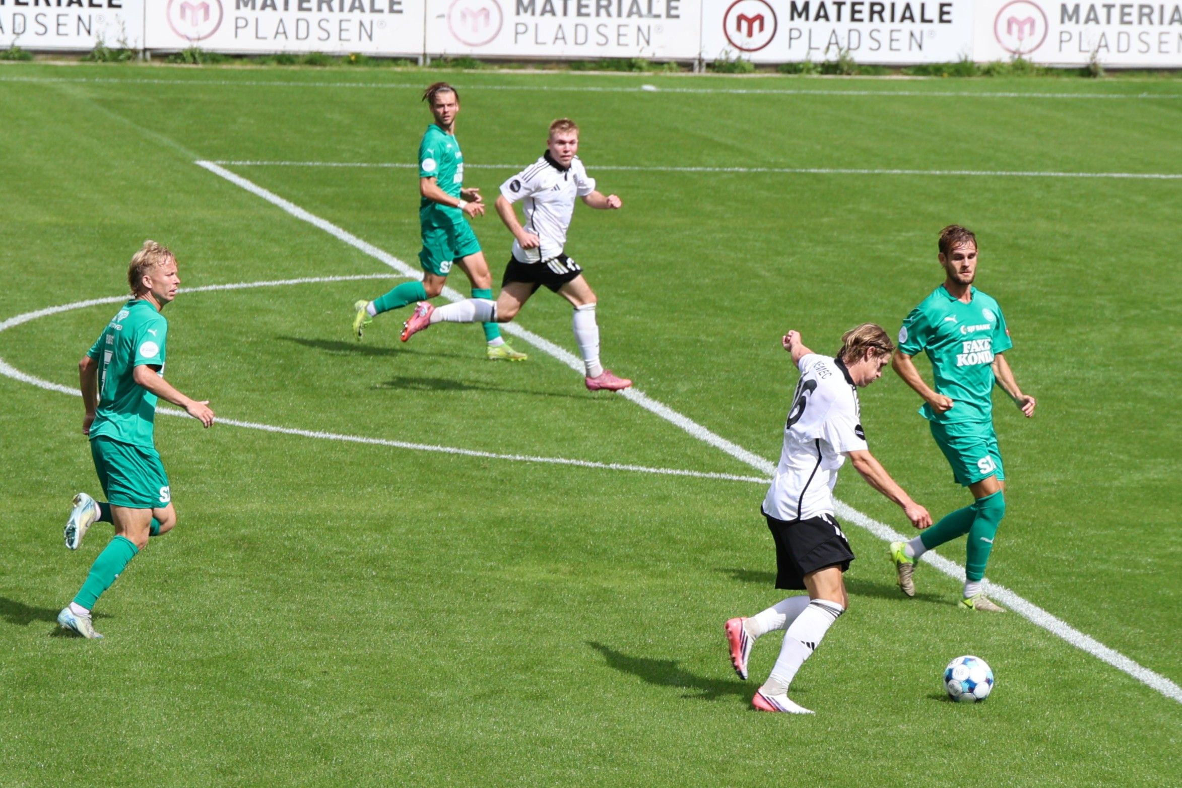 Jeppe Gertsen (th) og Næstved havde svært ved at holde VSK Århus' Peter Nemec fra fadet. Nemec scorede begge sit holds mål. Foto: John Ringstrøm