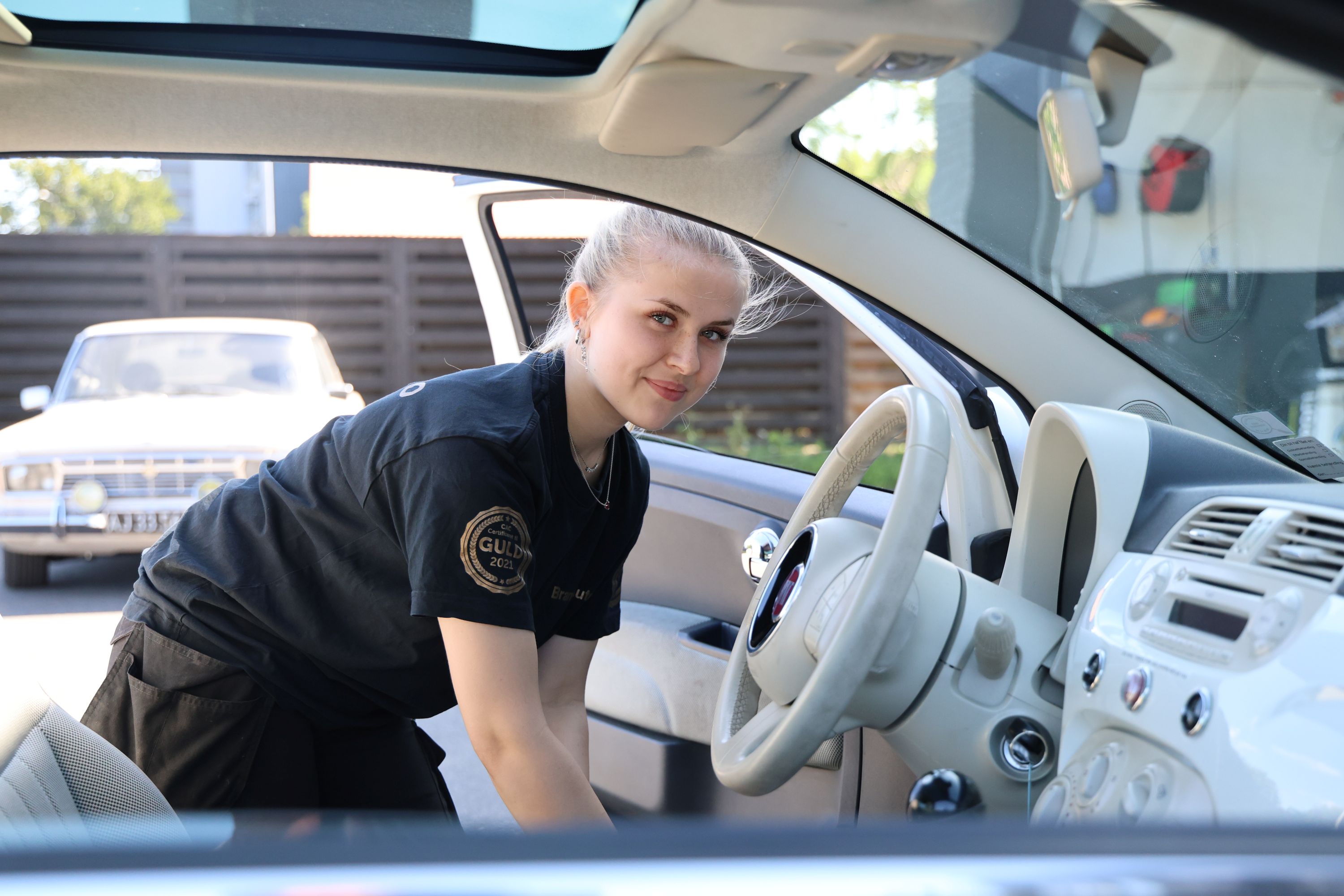 Lilja Jonsdottir er i gang med en mekanikeruddannelse hos Brandt Auto i Næstved. Foto: John Ringstrøm