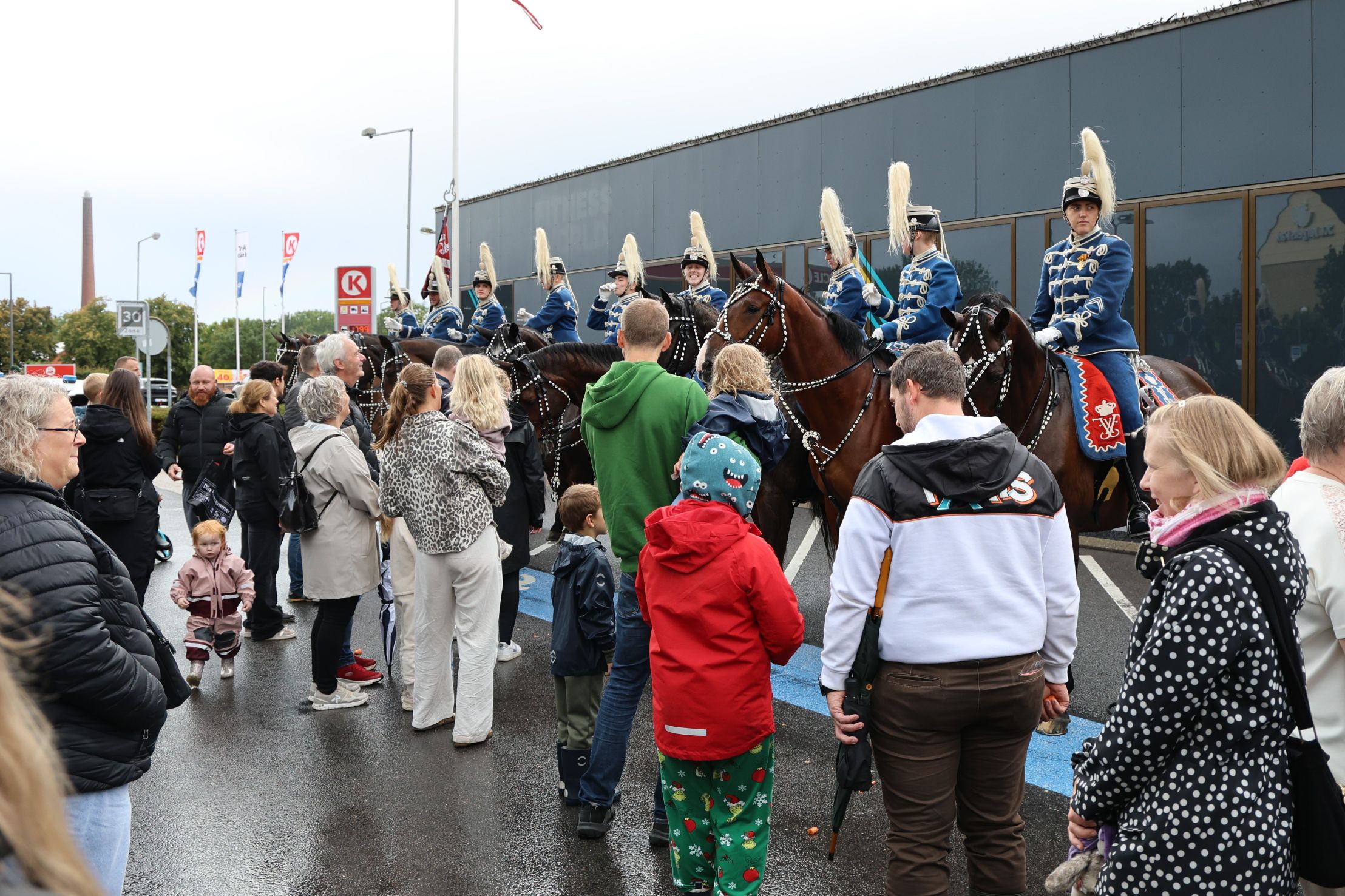 Hesteeskadronen tiltrak mange mennesker i Sct. Jørgens Park. Foto: John Ringstrøm