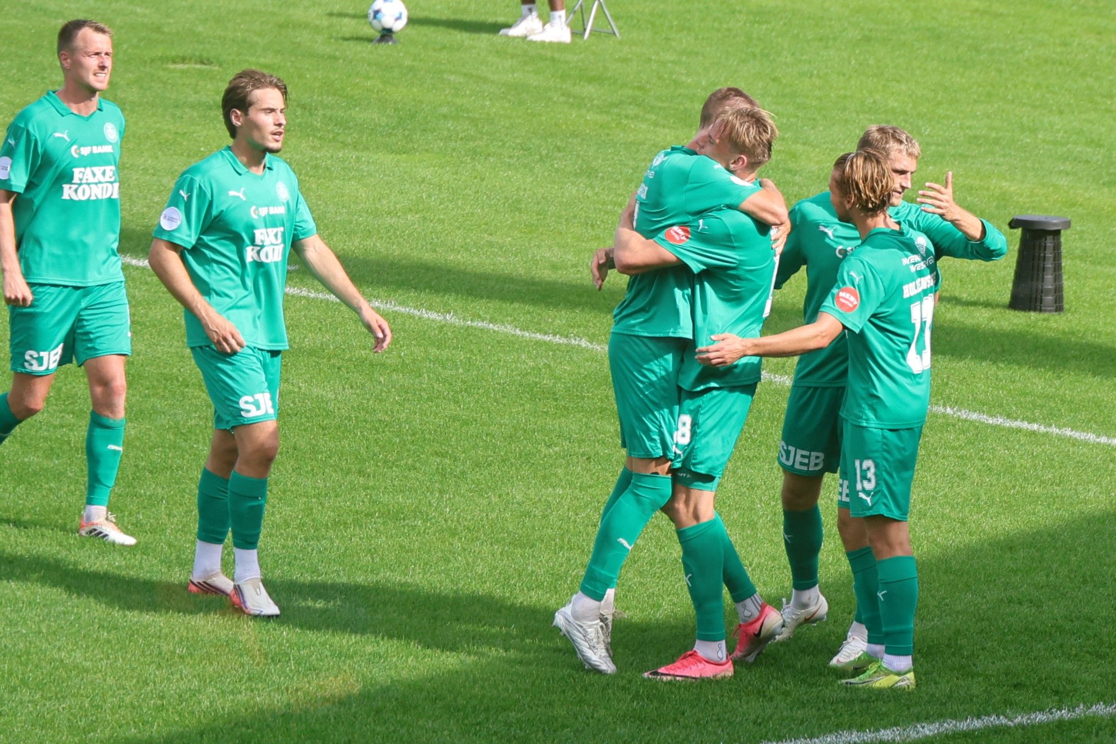 Storm Hollensted har gjort det til 2-0 og tiljubles af holdkammerater. Foto: John Ringstrøm