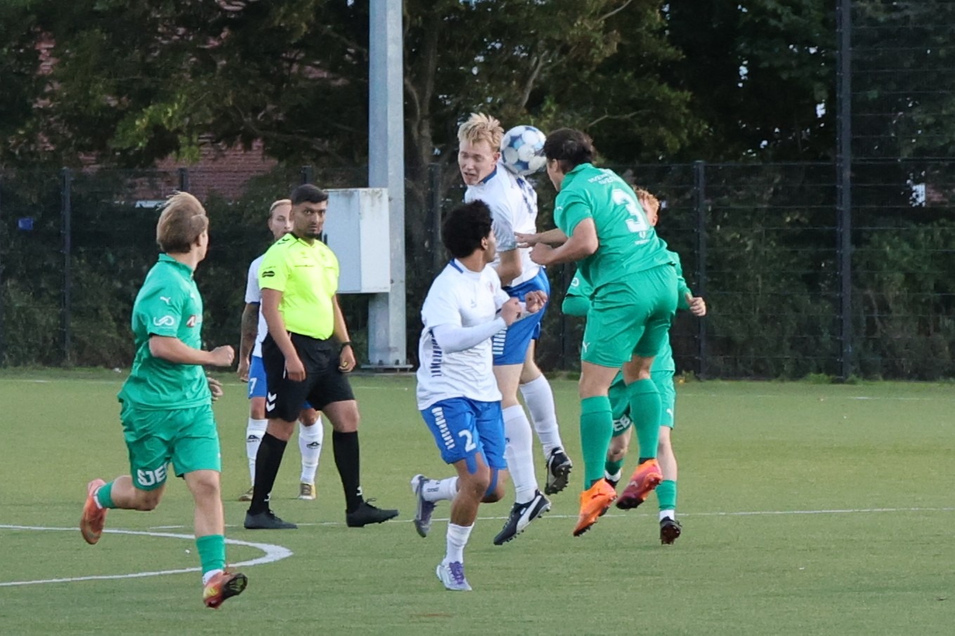 Jeppe Taulov Jørgensen, her i hovedstødsduel med en Næstved-spiller, gjorde det til 2-0 for Herlufsholm. Foto: John Ringstrøm
