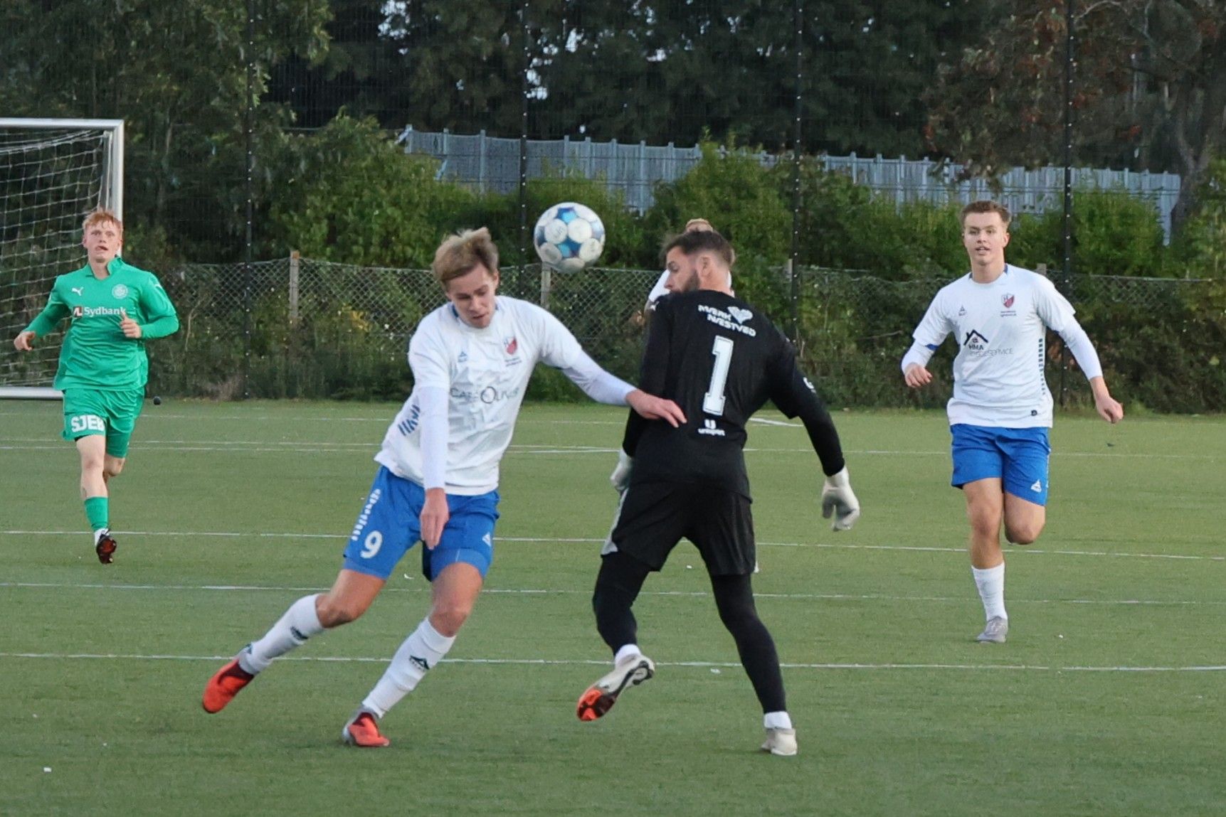 Næstved-keeper Sebastian Olsen på en lille skovtur, hvor Kevin Fobian er ved at pille bolden fra ham. Foto: John Ringstrøm