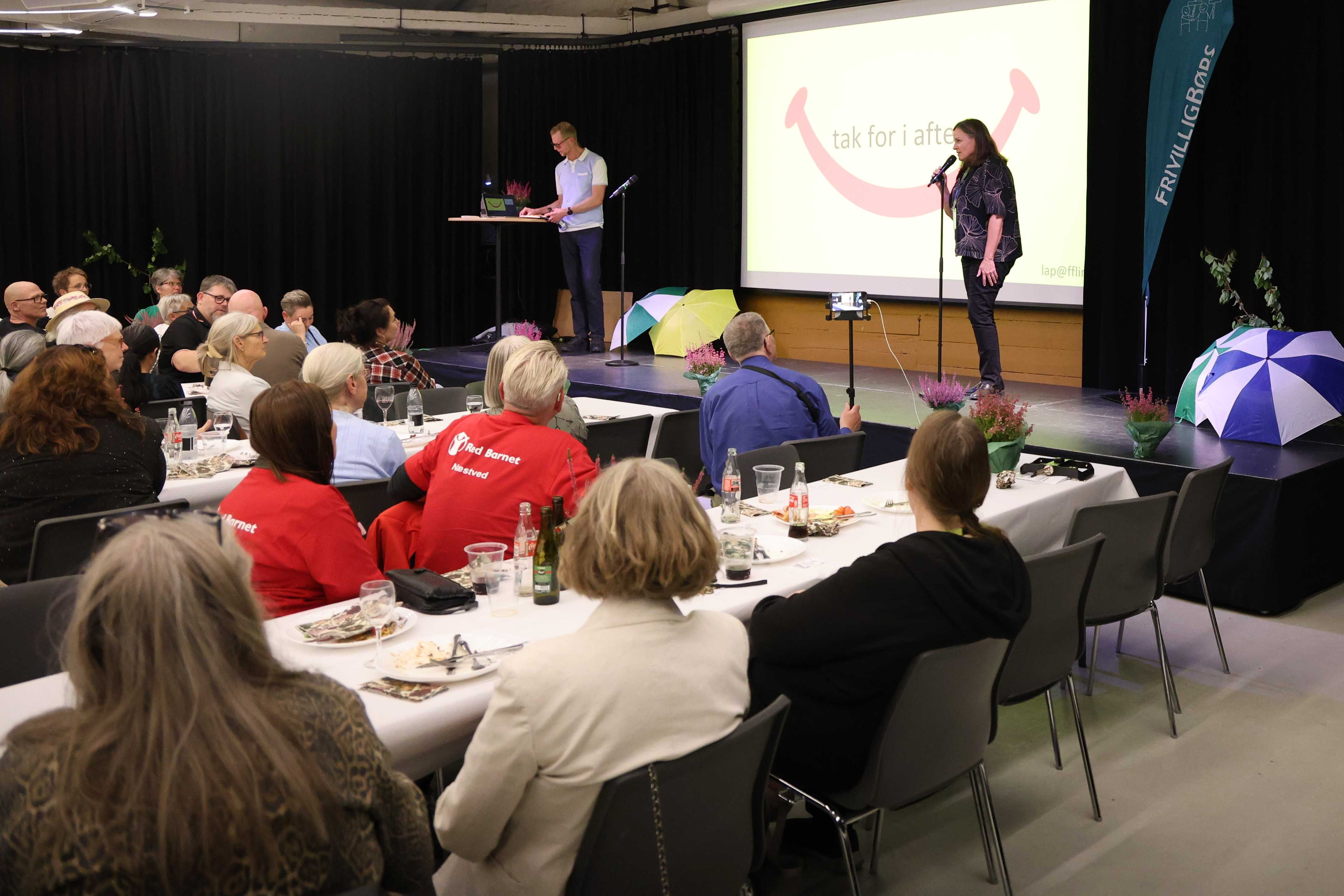Maria Strøm fra Frivilligcenter Næstved takker gæsterne for en dejlig FrivilligFredag. Foto: John Ringstrøm