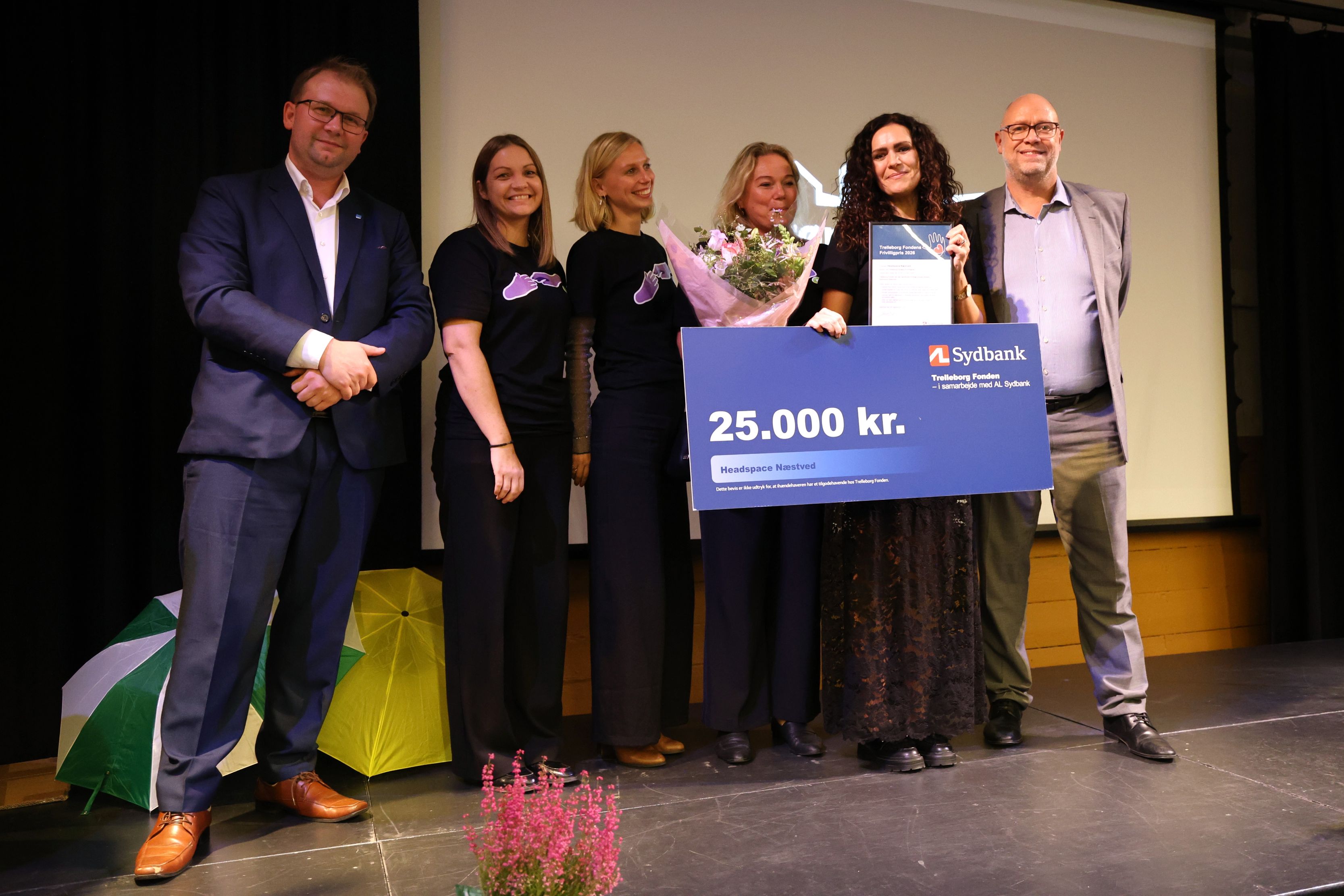 De fire fra headspace Næstved, Dina Nolsøe, Marie Sundstrøm, Stine Nysted og Laura Dalsgaard (th), omgivet af Nickolai Hamann (t.v.) og Kasper Bæk. Foto: John Ringstrøm