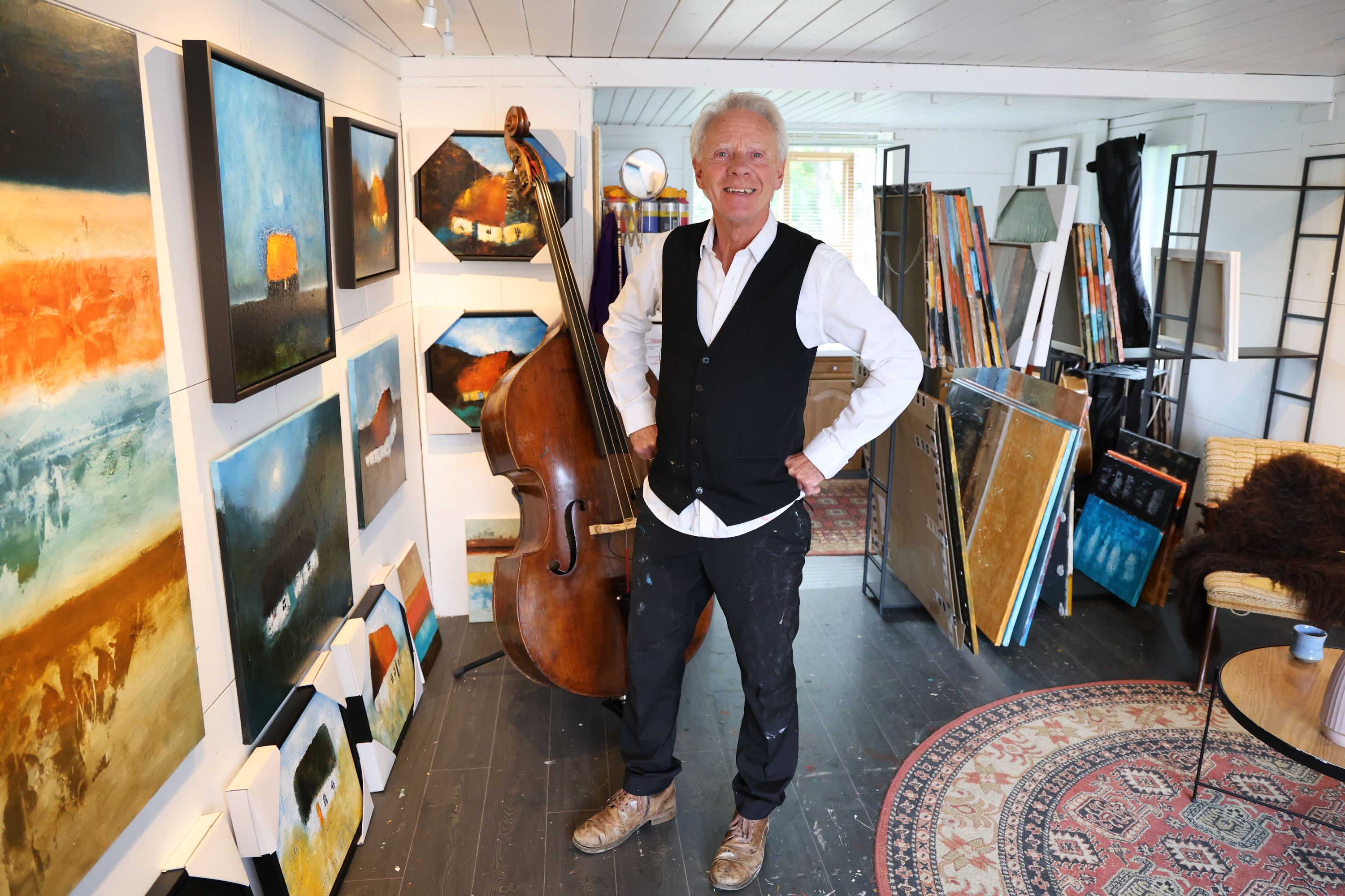 Torben Kaas i sit atelier i Bisserup, hvor det emmer af hygge, kunst og musik. Foto: John Ringstrøm