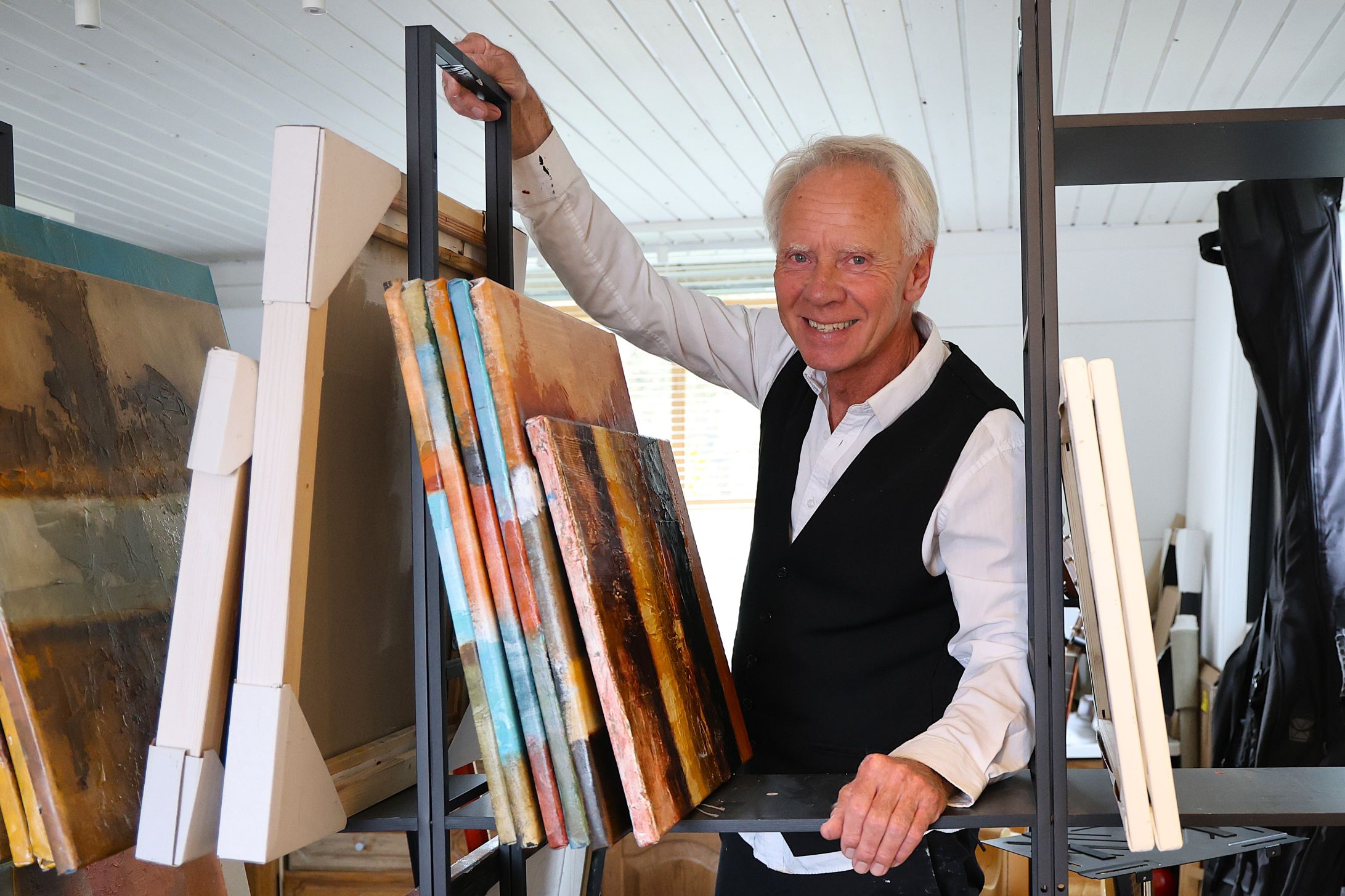 Årets kunstner i Slagelse har solgt rigtig mange strandhuse-malerier gennem tiden. Foto: John Ringstrøm