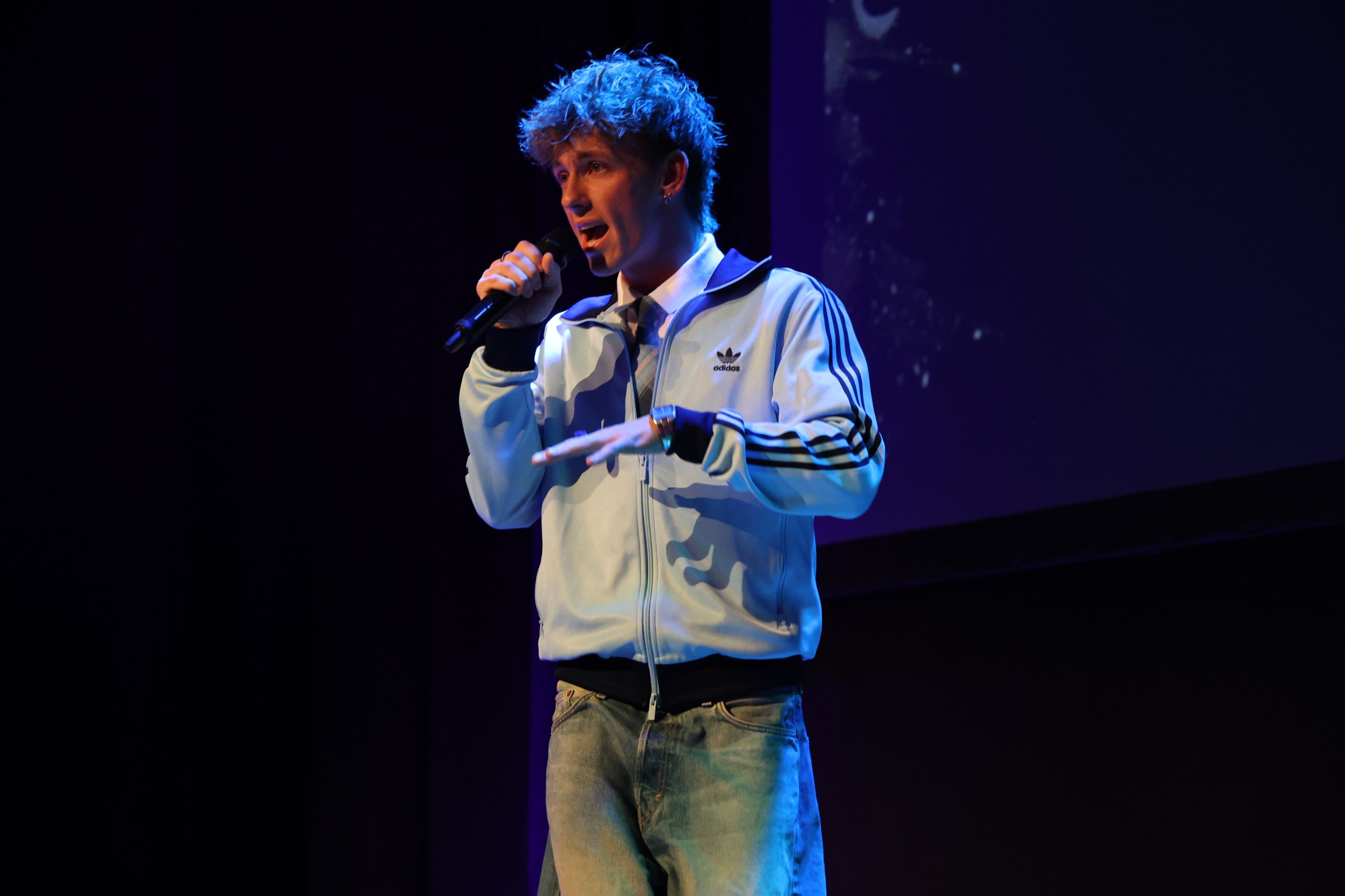 Mikkel Oliver underholdte med rap fra scenen. Foto: John Ringstrøm