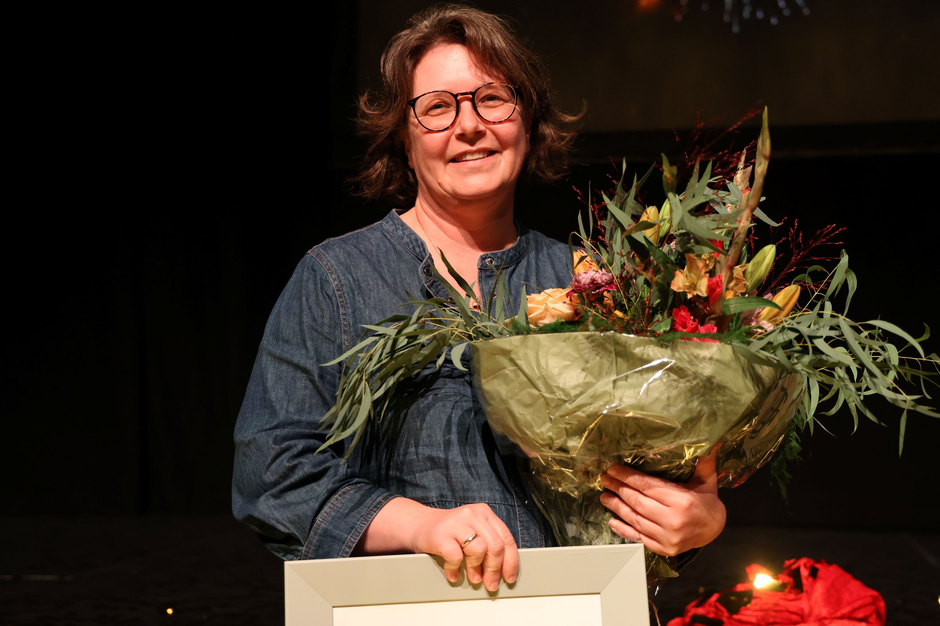 Marie Louise Dilling Hansen tog imod prisen på Plejehjemmet Munkebos vegne. Foto: John Ringstrøm